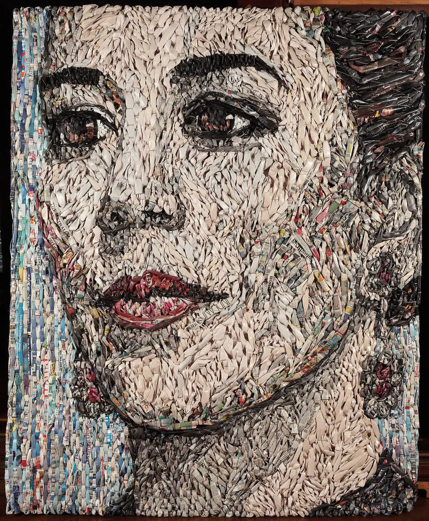 Dette portræt af kronprinsesse Mary er udført af Gugger Petter i 2011-2012. Hun har brugt aviser som materiale.