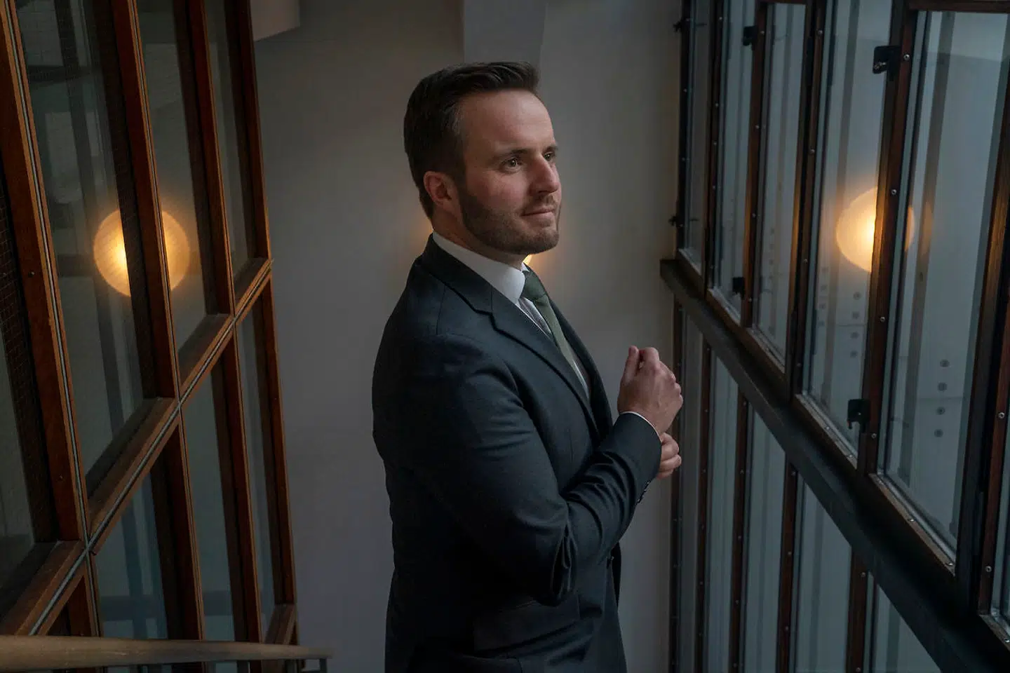 Erhvervsminister Simon Kollerup (S) tyr til filmene om Spider-Man, når han skal forklare, hvorfor regeringen nu vil straffe sociale medier som Facebook med store bøder, hvis de ikke fjerner ulovligt indhold hurtigt nok.