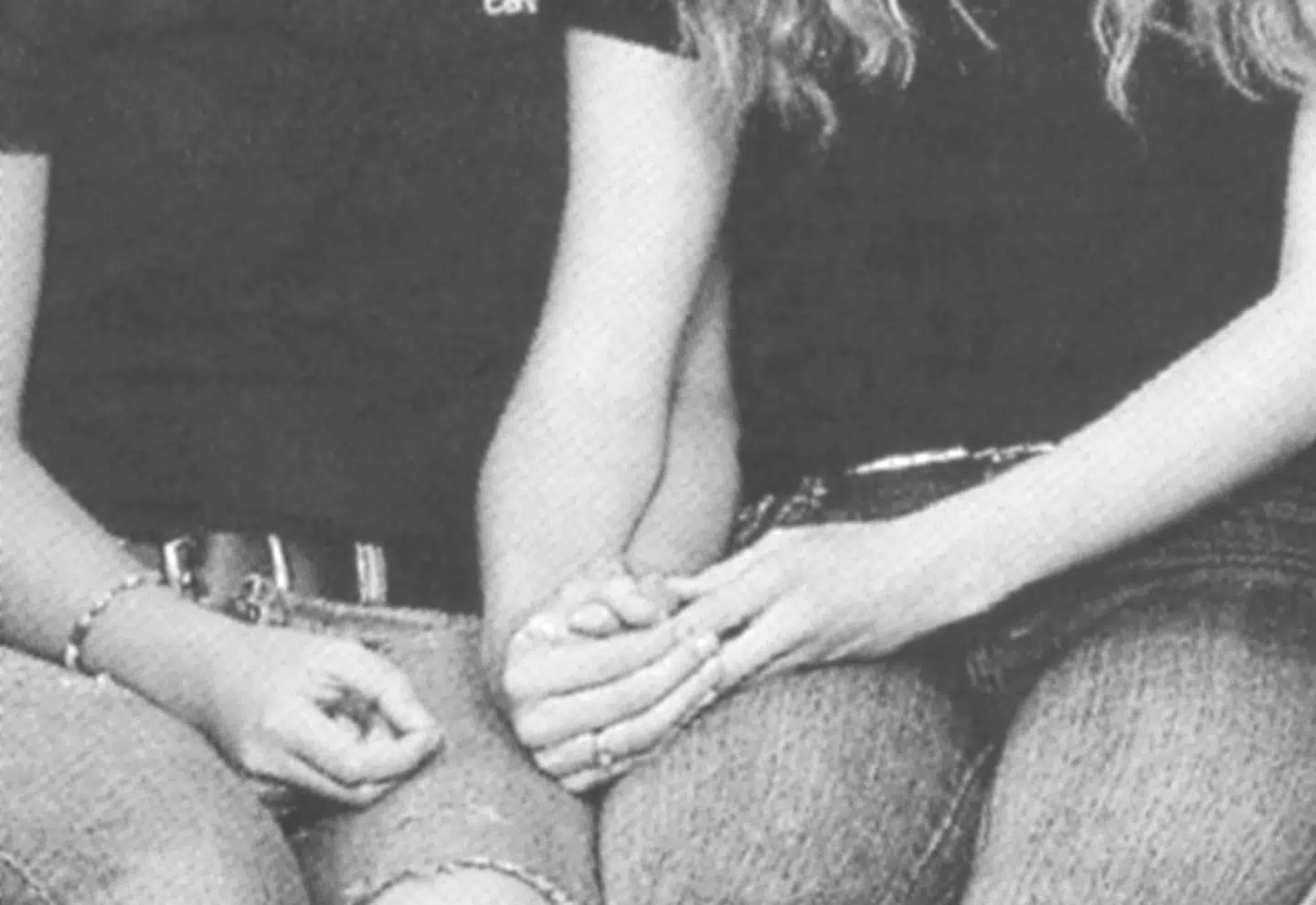 Marta Badenska Hammarbergs videoværk »I Have a Friend« kører slørede nærbilleder af klassefotos kører i loop. Nærskuddene kan nok antyde hierarkier – for der er altid nogle, der har mere magten til at sætte deres hånd på en andens skulder end andre. Jeg er i det optimistiske hjørne og har lyst til at tolke billederne som ønsker om venskaber og fællesskaber blandt en generation, som stadig tør vikle sig ind i hinanden.