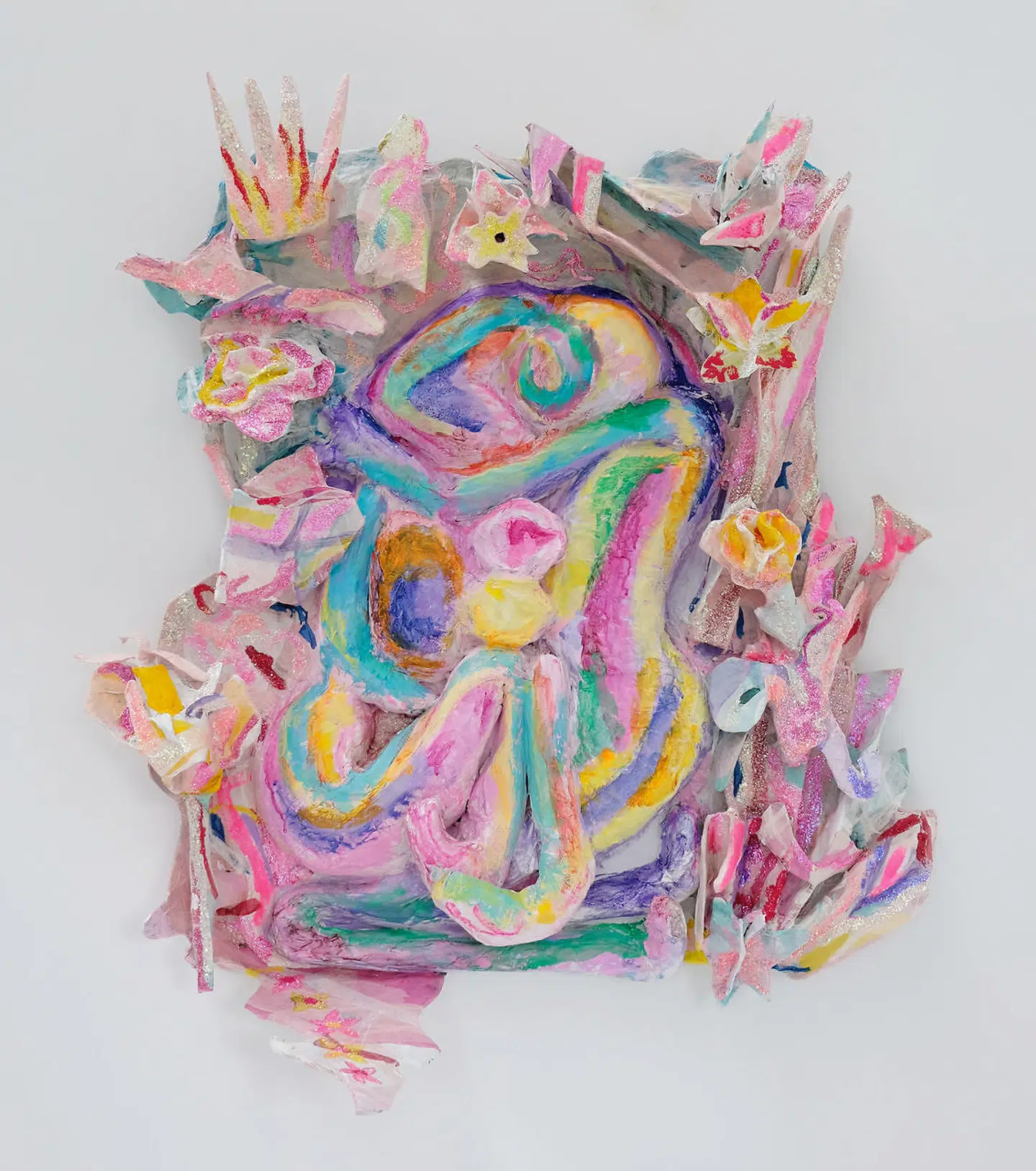 Tina Menore har blæst et slikfarvet papmaché-værk »Make Me A Kiss and I’ll Make You A Flower« op på væggen med ønsket om at illustrere et »ægte« kys, den slags der kan huskes af kroppen for altid.