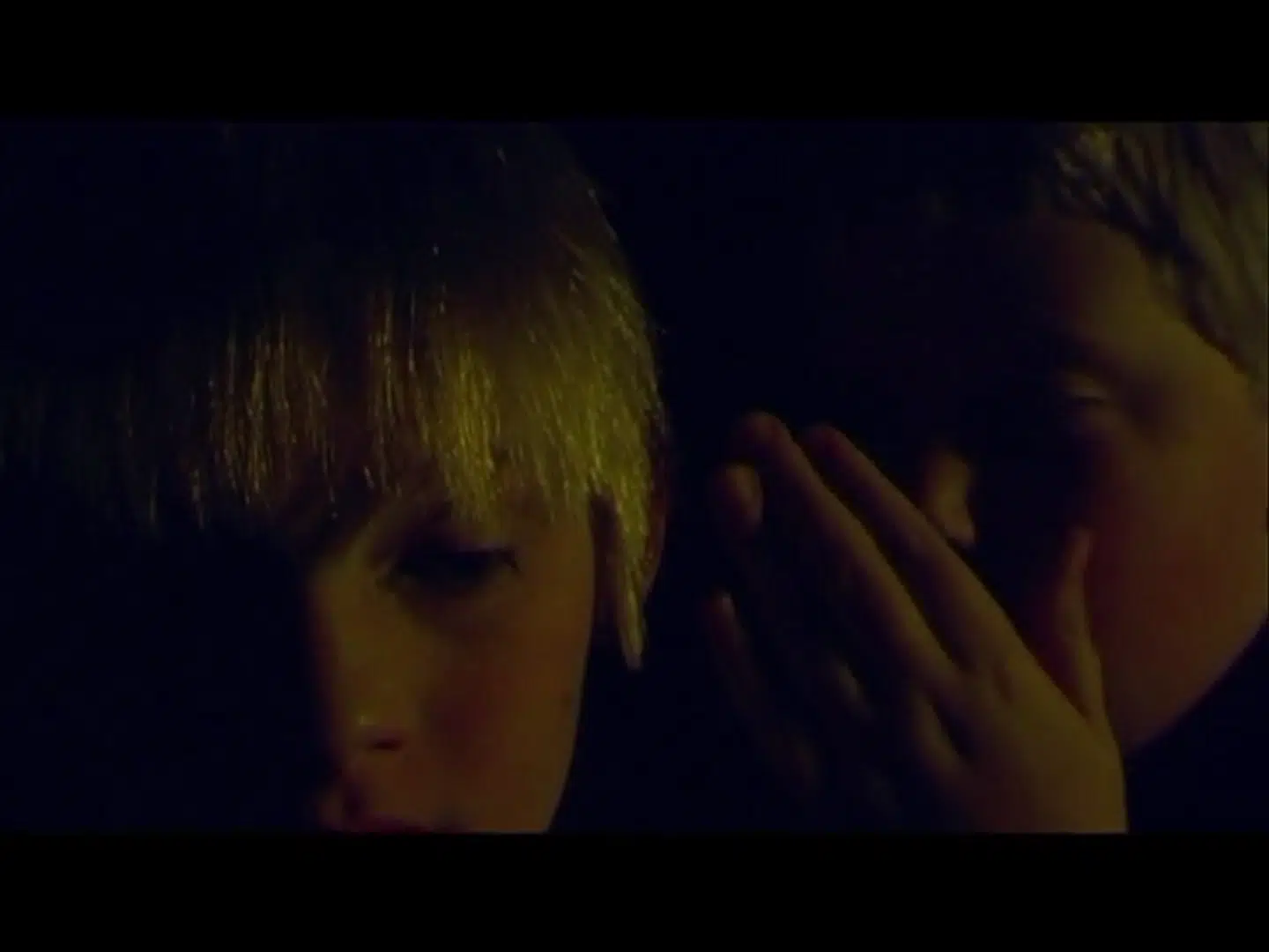 I et af Christian Sønderby Jepsens fire videoværker på forårsudstillingen, »We repeat«, hvisker drenge hinanden historier om nazisternes bombning på den jyske vestkyst i ørerne. Og som i den gode gamle leg forvandler ordlyden sig fra øre til øre for at ende helt umuligt op.