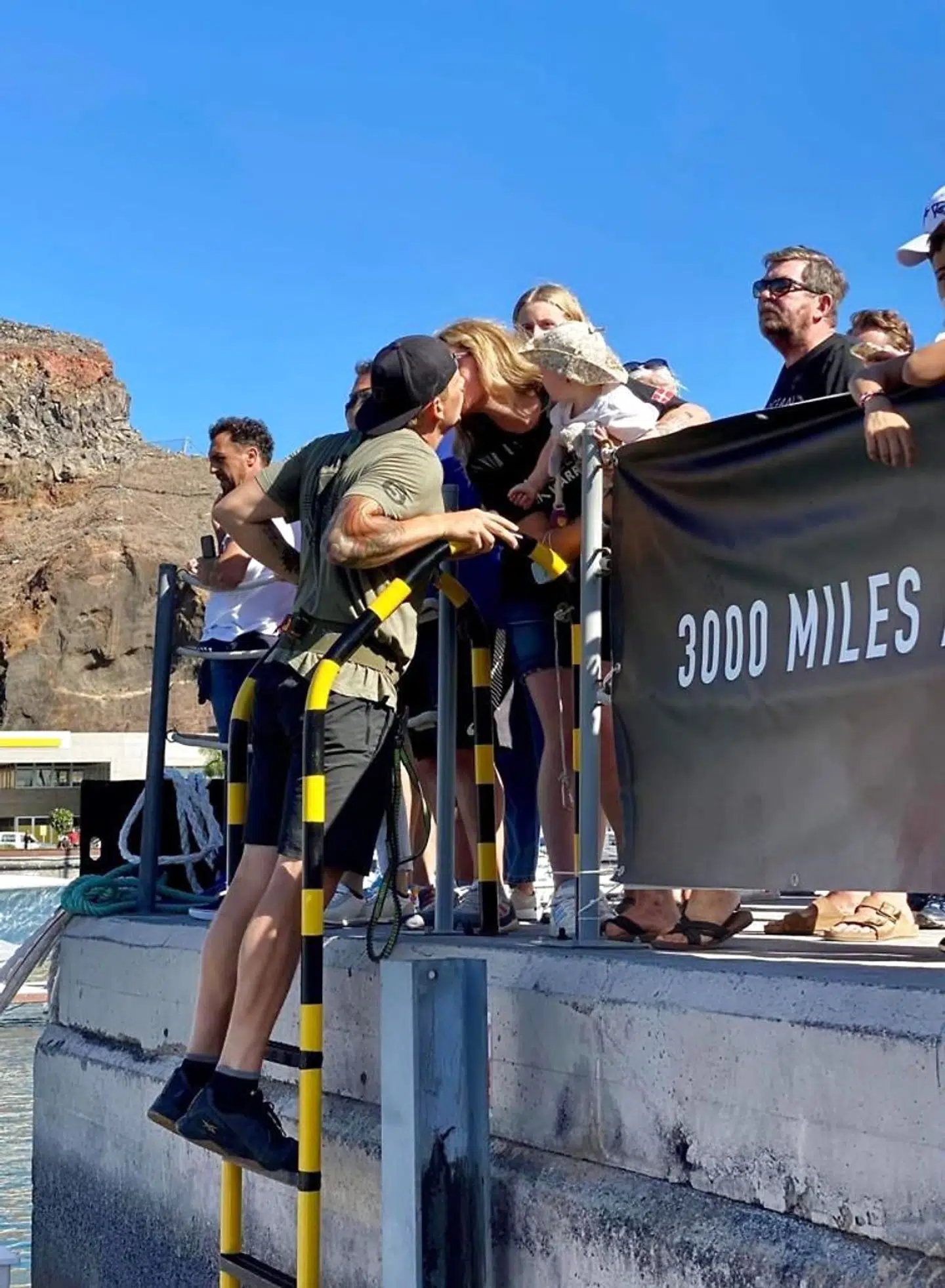 Starten gik 12. december fra den spanske ø La Gomera, hvor han blandt andet tog afsked med sin kone og lille datter, der nu er 14 måneder.