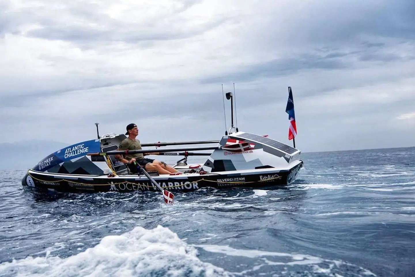 Robåden er konstrueret, så ikke kan synke. Og skulle den kæntre, vil den altid af sig selv vende rundt, så den kommer til at ligge rigtigt i vandet igen.