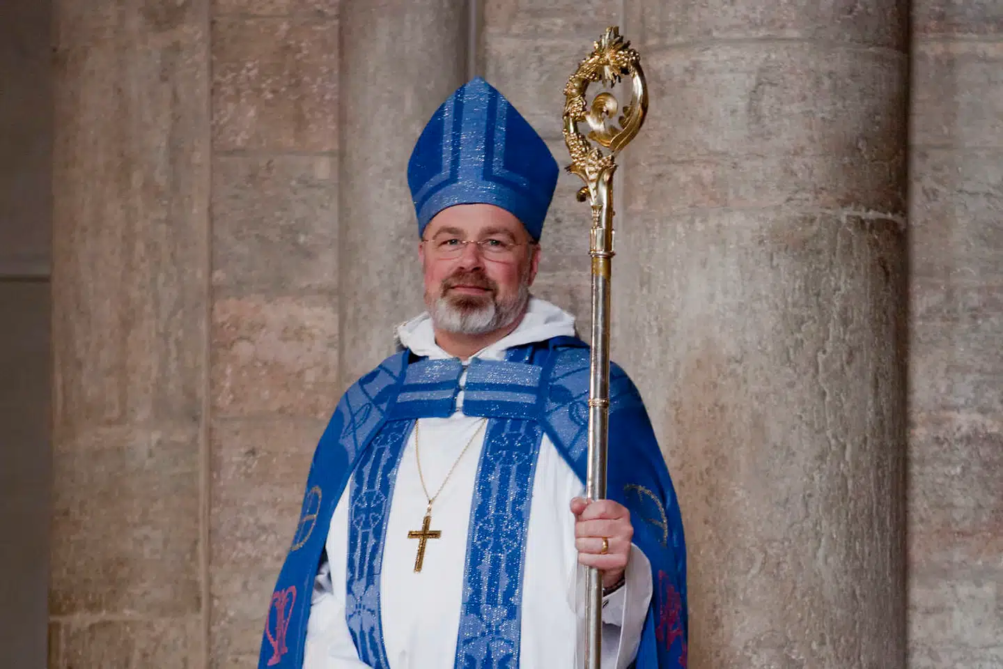 Biskop Thomas Petersson fra domkirken i Visby på Gotland er blevet fyret på gråt papir efter en affære med en kvindelig ansat i kirken. Fyringen har skabt diskussion om, hvorvidt reglerne for en biskop er anderledes end for andre mennesker.