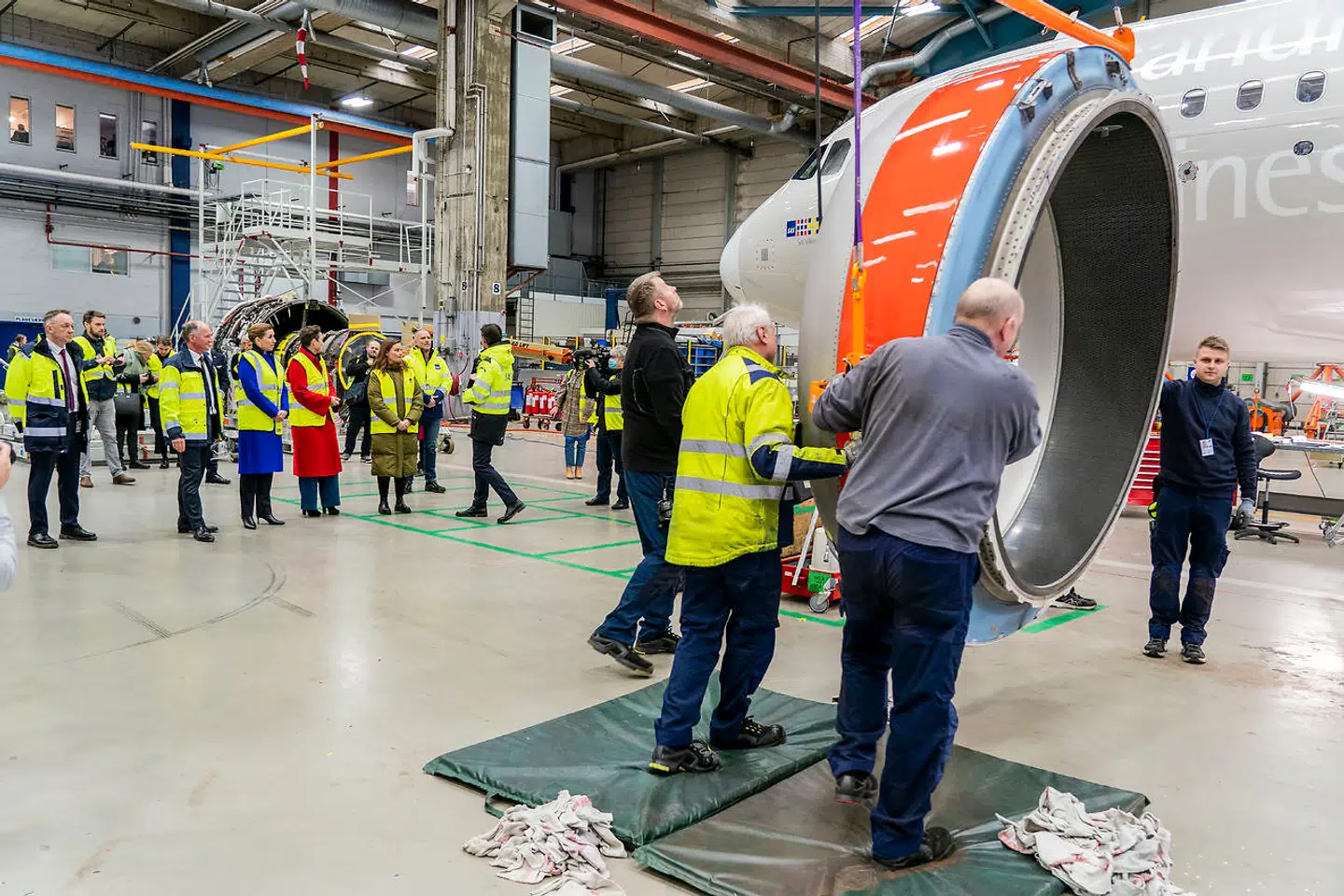 Statsminister Mette Frederiksen (S) besøgte sammen med partilederne Pia Olsen Dyhr (SF) og Mai Villadsen (EL) Københavns Lufthavn torsdag den 20. januar 2022 for at finde ud af, hvad der skal til for at gøre flytrafikken grøn.