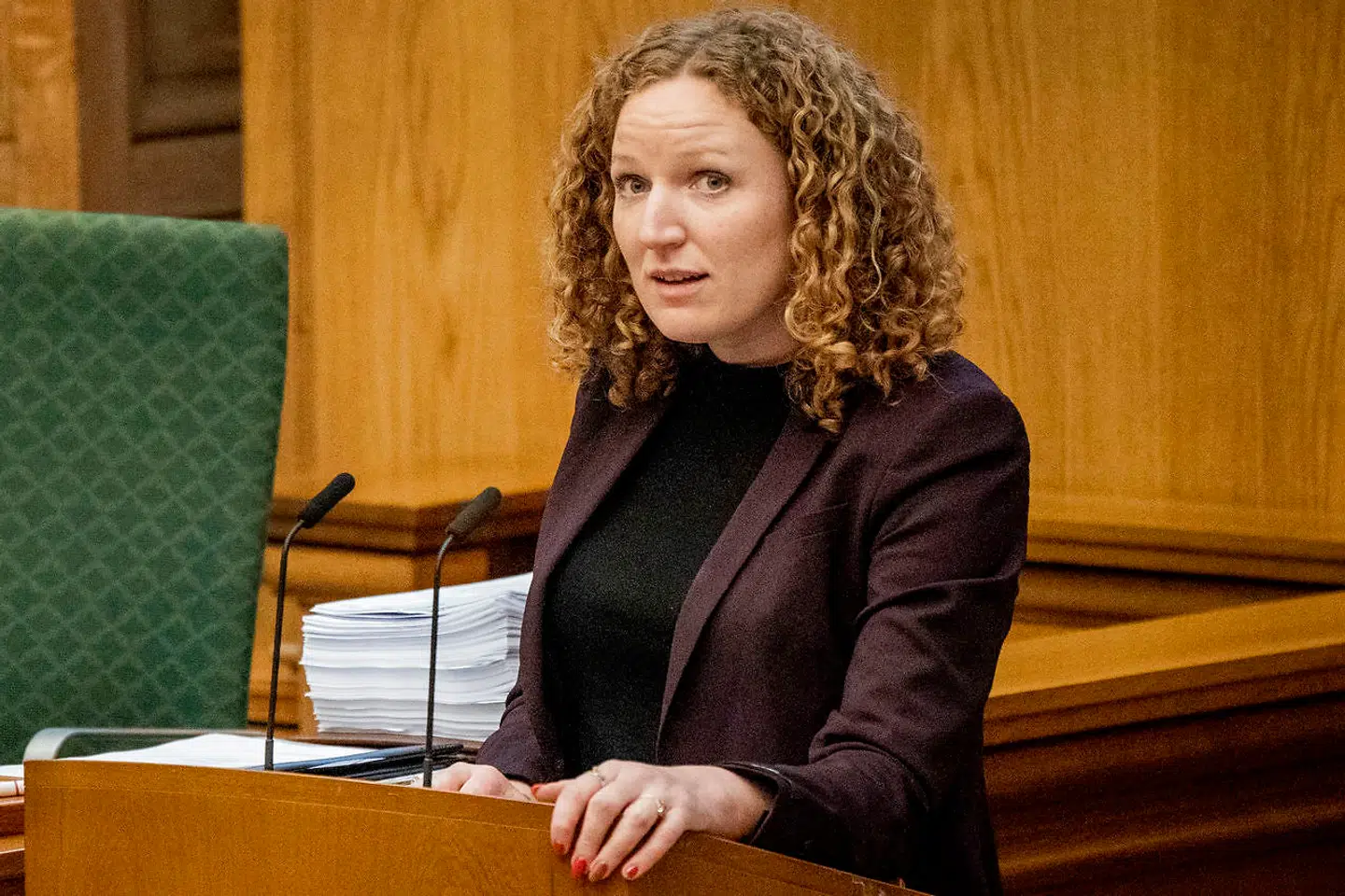 Rosa Lund fra Enhedslisten mener ikke, at topembedsmænd, som Martin Rossen tidligere har været, bør få udbetalt bonusser, mens lavtlønsgrupper ikke kan få lønforhøjelse.