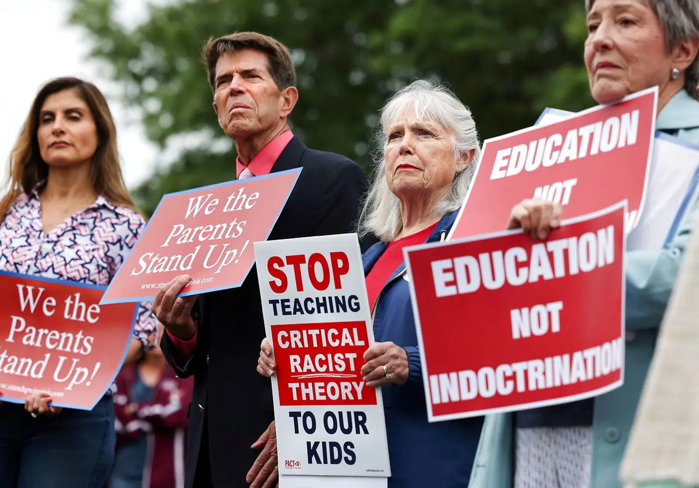 »Siden sidste sommer har 14 delstater (alle republikansk ledet) rykket fronten ind i klasselokalerne ved enten at bandlyse CRT fra undervisningen eller begrænse, hvordan man må undervise i racisme, og yderligere 22 delstater spøger i kulisserne med lignende tiltag,« skriver Alexander de Summer-Brason Welford.