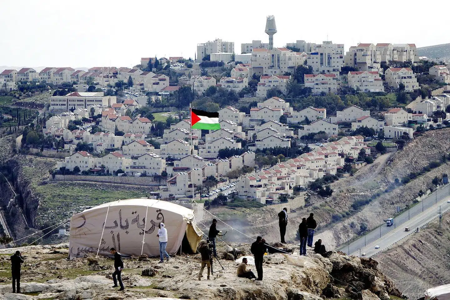 »Israel har en ret til at beskytte sine borgere, men selvom nogle af Israels politikker kan være designet til at opfylde legitime sikkerhedsmål, er de blevet implementeret på en uforholdsmæssig og diskriminerende måde, som ikke overholder international lov,« skriver Martin Lemberg-Pedersen. Her ses palæstinensiske aktivister på Vestbredden i 2013 ved den jødiske bosættelse Maale Adumim.