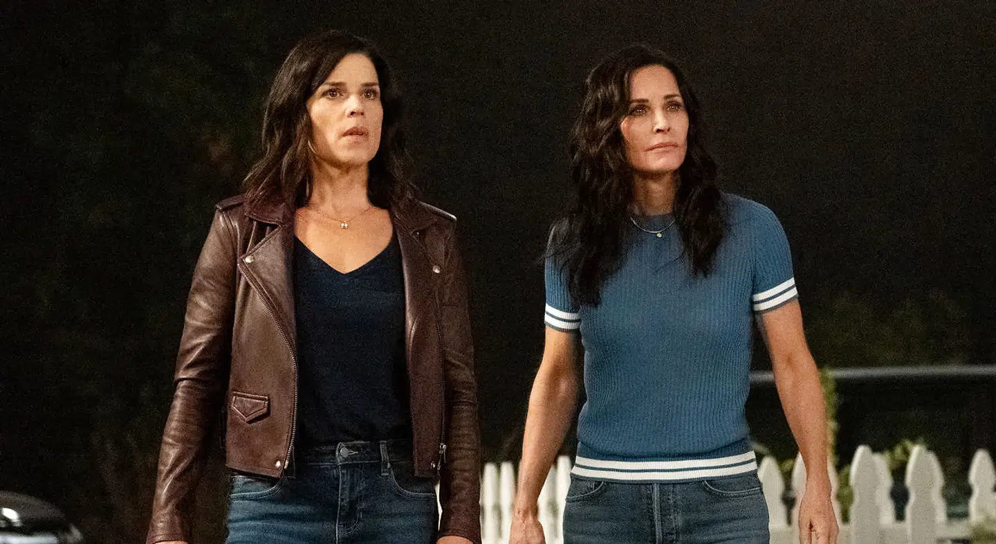 Minsandten om ikke der er (akavede) gensyn med såvel Neve Campbell i rollen som overleveren Sidney Prescott og Courteney Cox som tv-værten og forfatteren Gale Weathers.
