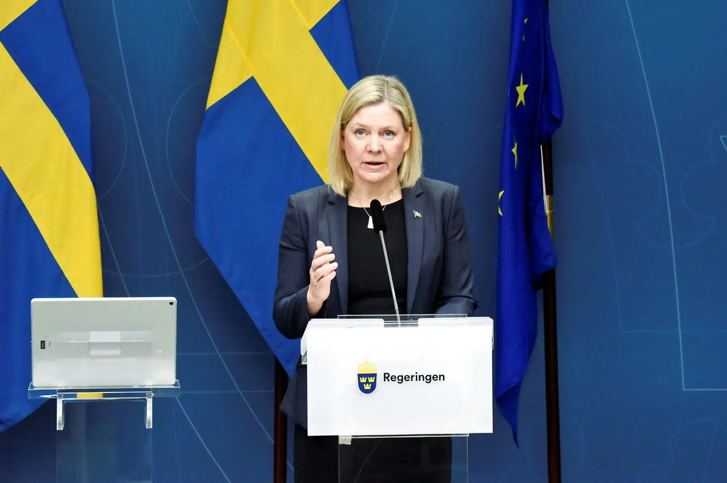 Sveriges statsminister Magdalena Andersson påpeger samtidig, at covid-19 ikke er et overstået kapitel. Der er stadig stor smitte i omløb (arkivfoto).