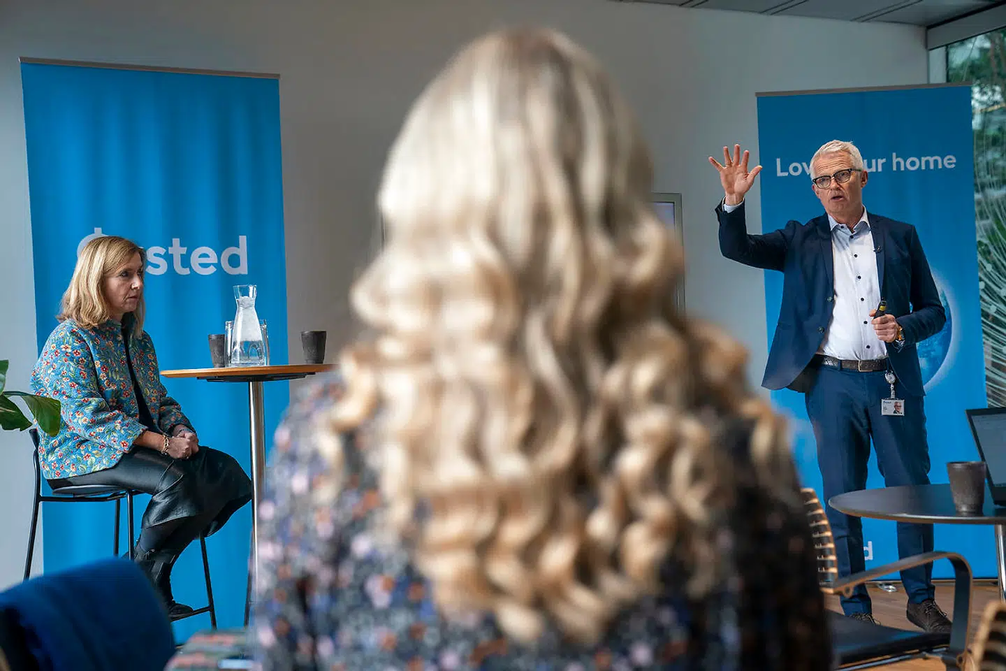 Ørsted havde onsdag inviteret erhvervsjournalister til pressemøde i Gentofte for at tegne og fortælle om regnskabet for 2021 og fremtidsudsigterne. Til venstre afgående finansdirektør Marianne Wiinholt.