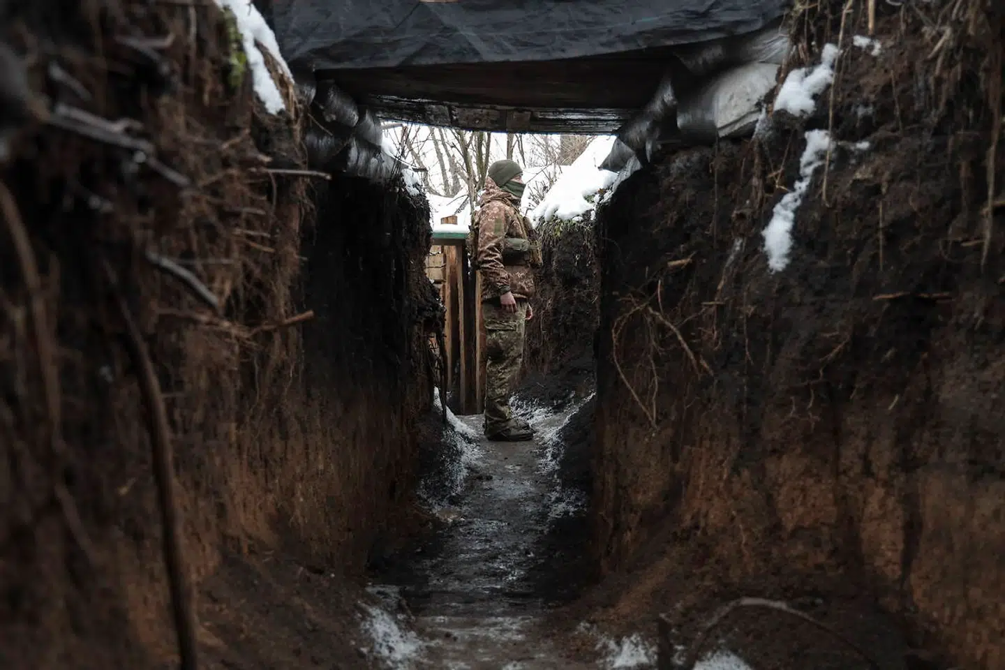 Pentagon meddelte onsdag morgen amerikansk tid, at 2000 soldater bliver sendt fra USA til Tyskland og Polen i de kommende dage. Her ses en ukrainsk soldat ved frontlinjen.