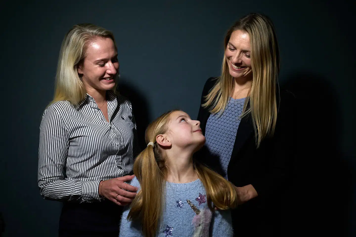 Fra højre Josefine Volqvartz, stifter af Kvindekompagniet, med sin datter Anna-Sofia i midten og til venstre stifter af Female Leadership Academy, Maria Anker Andersen. Sammen har de igangsat kampagnen »Rollemodeller for alle«, så der er forbilleder at se op til for Anna-Sofia og andre unge piger og kvinder.