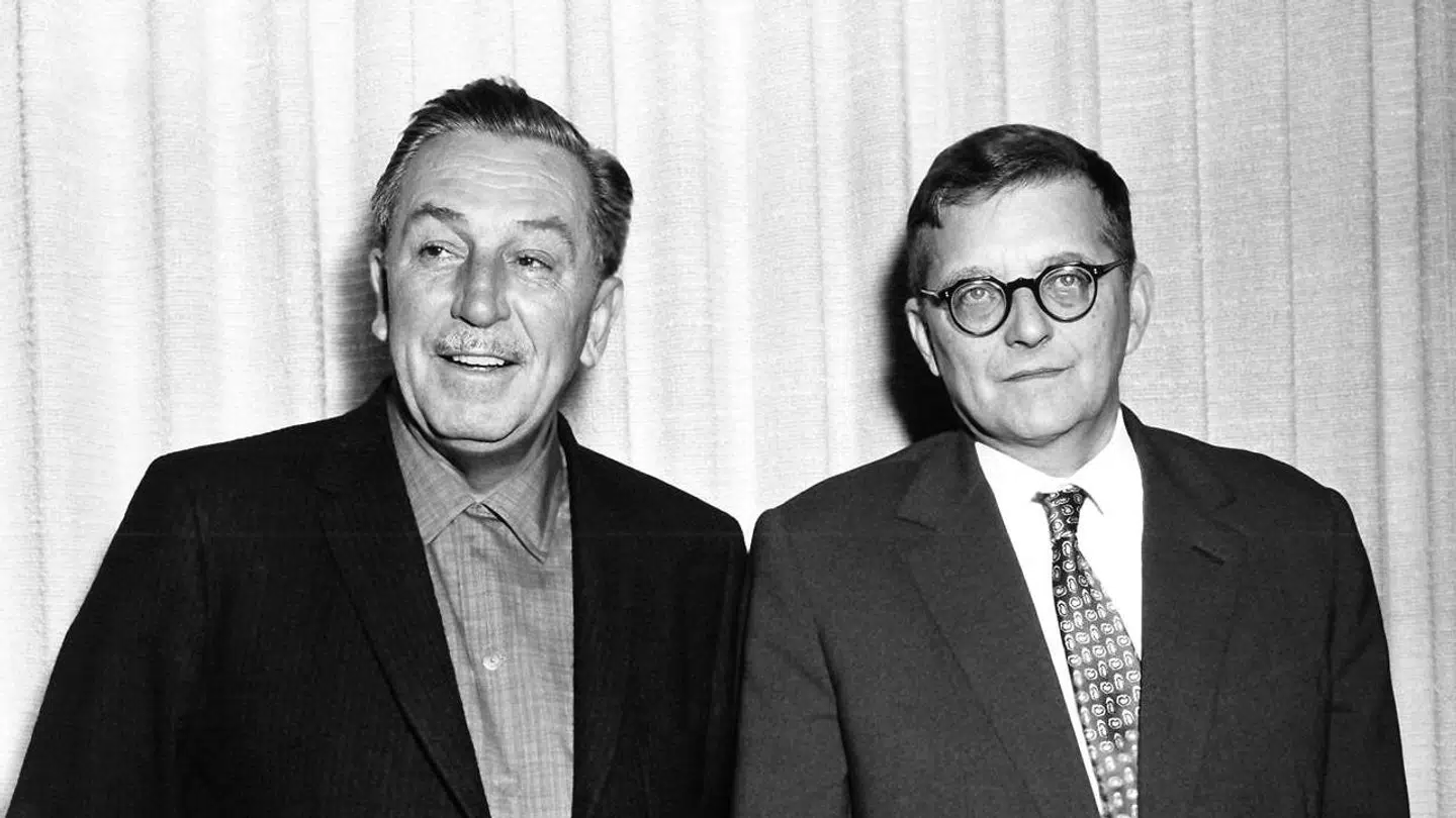Sovjetregimet brugte Sjostakonvitj som dets ansigt ude i verden. I 1959 var han i USA og ses her sammen med Walt Disney (t.v.).