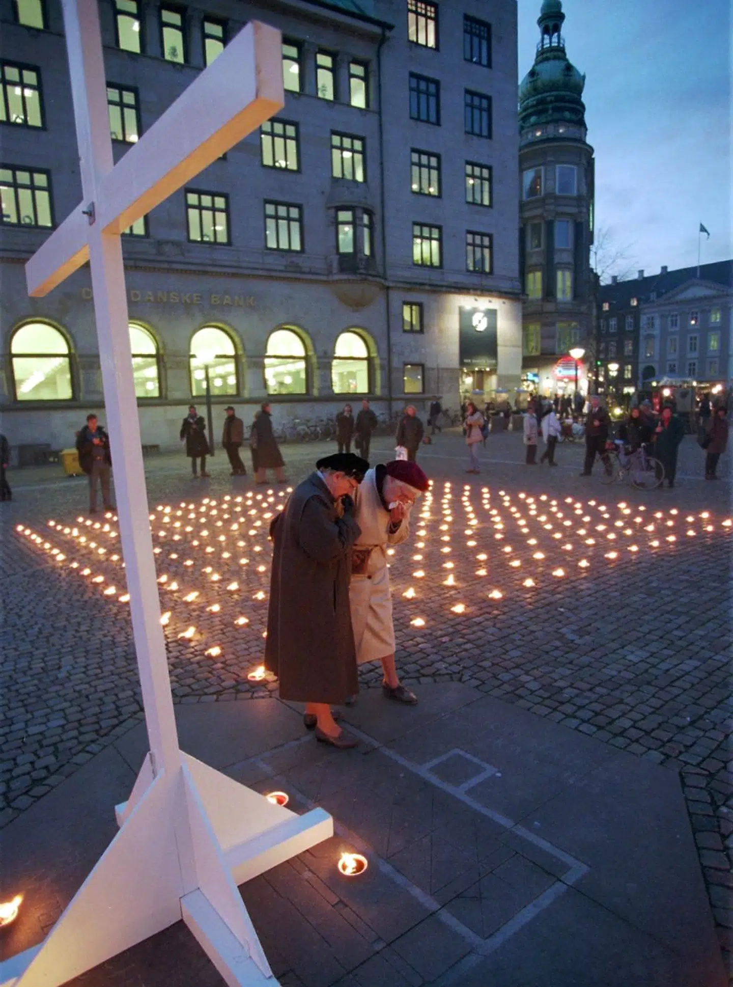 Den Internationale aids-dag, da den blev markeret i på Nytorv i København i midten af 90erne. Her brænder et lys for hver af de danskere, der var døde af sygdommen på daværende tidspunkt.