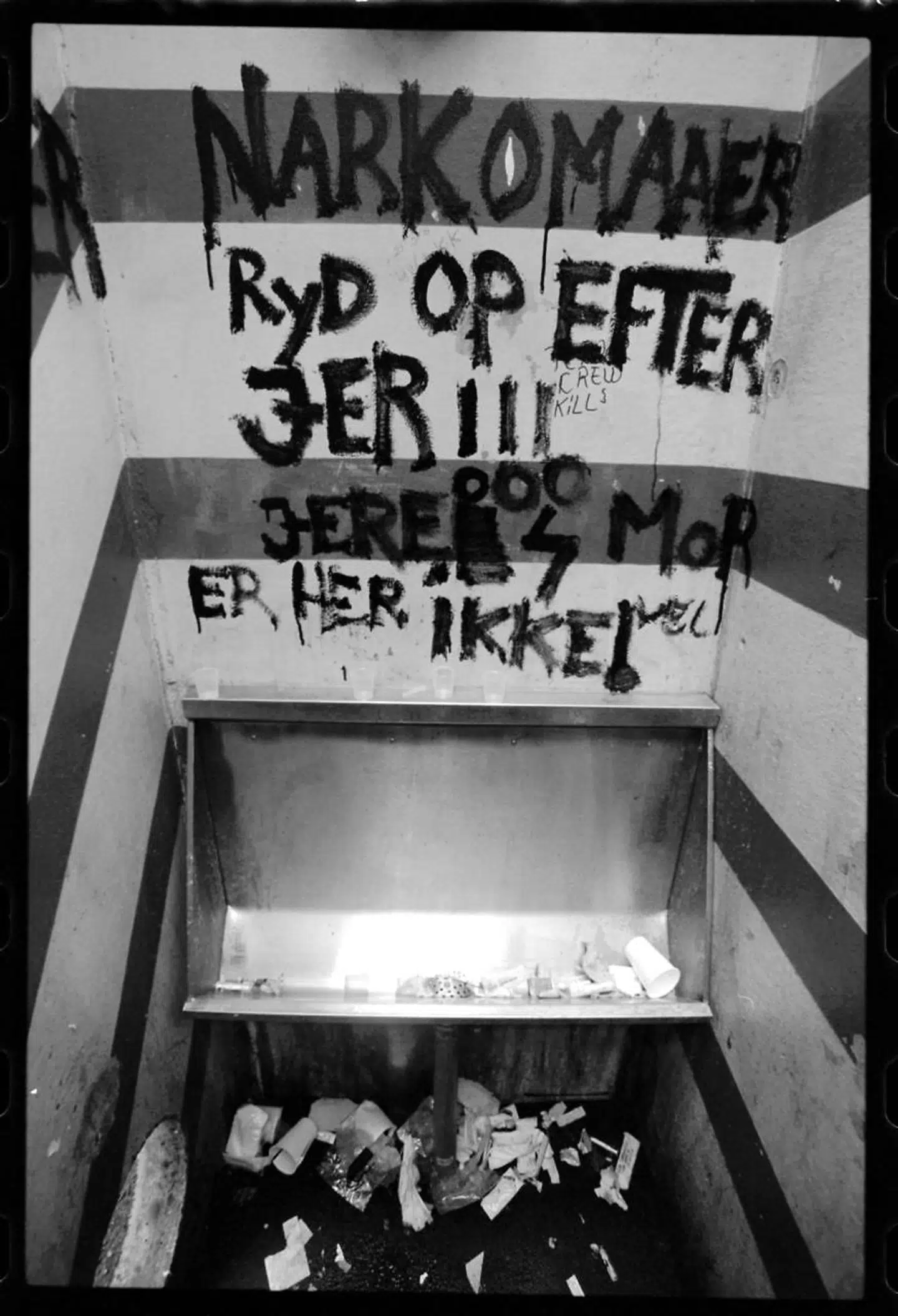 Istedgade i 90erne – før byfornyelsen. Her et pissoir ved Mariakirken.