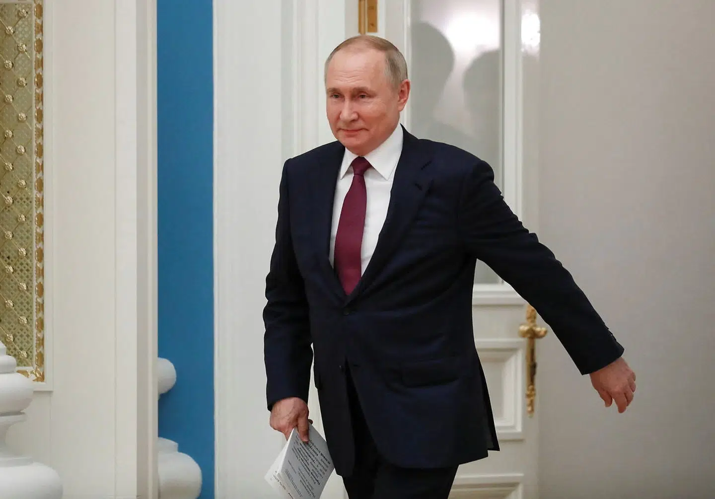 Ruslands præsident Vladimir Putin ankommer til en pressekonference i anledning af Ungarns premierminister Viktor Orbáns besøg i Moskva. Putin benyttede lejligheden til at give svaret fra USA den kolde skulder.