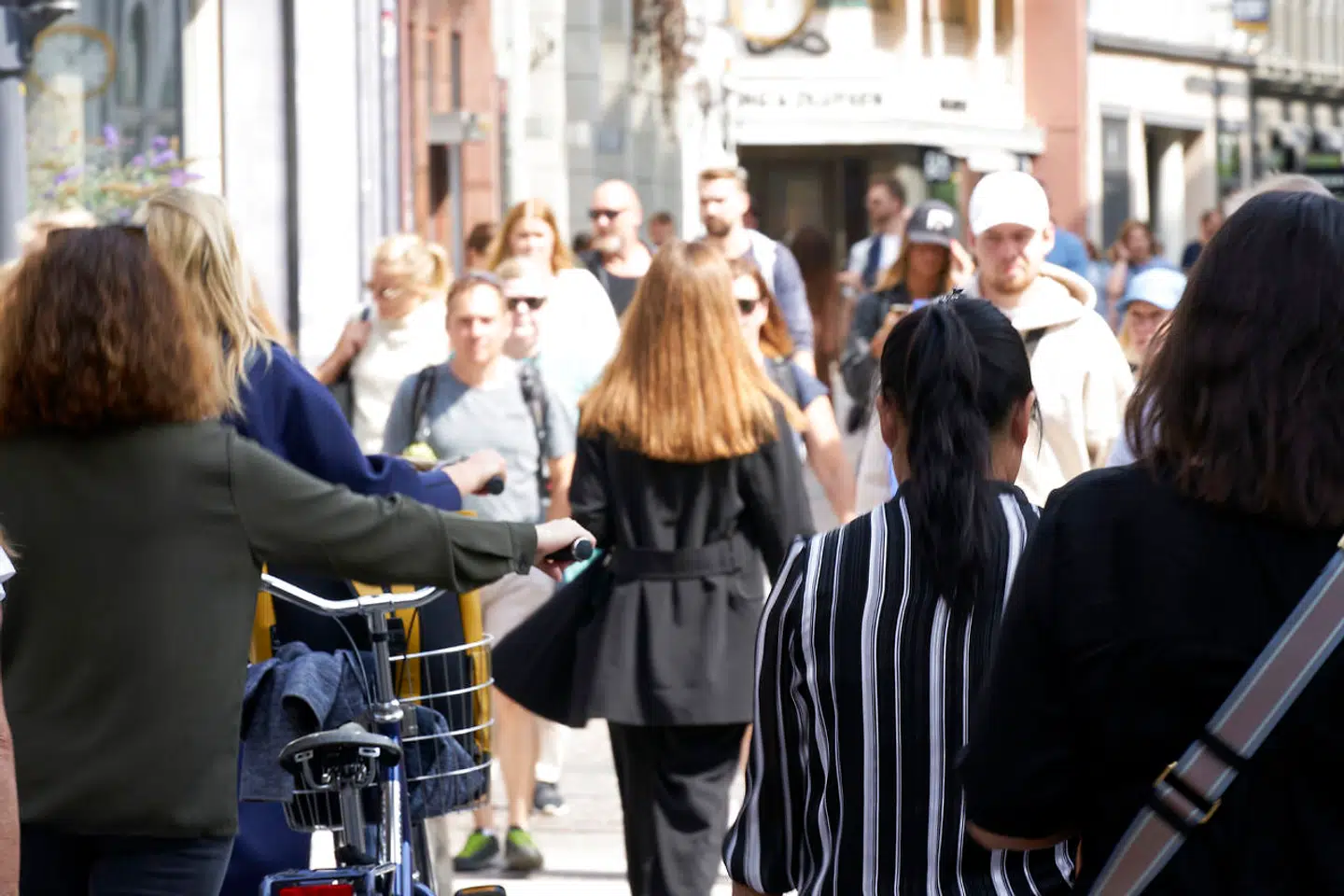 Stort set alle restriktioner er væk, og danskerne kan vinke farvel til mundbindet og andre restriktioner. Samtidig flader smittekurven ud i Region Hovedstaden.
