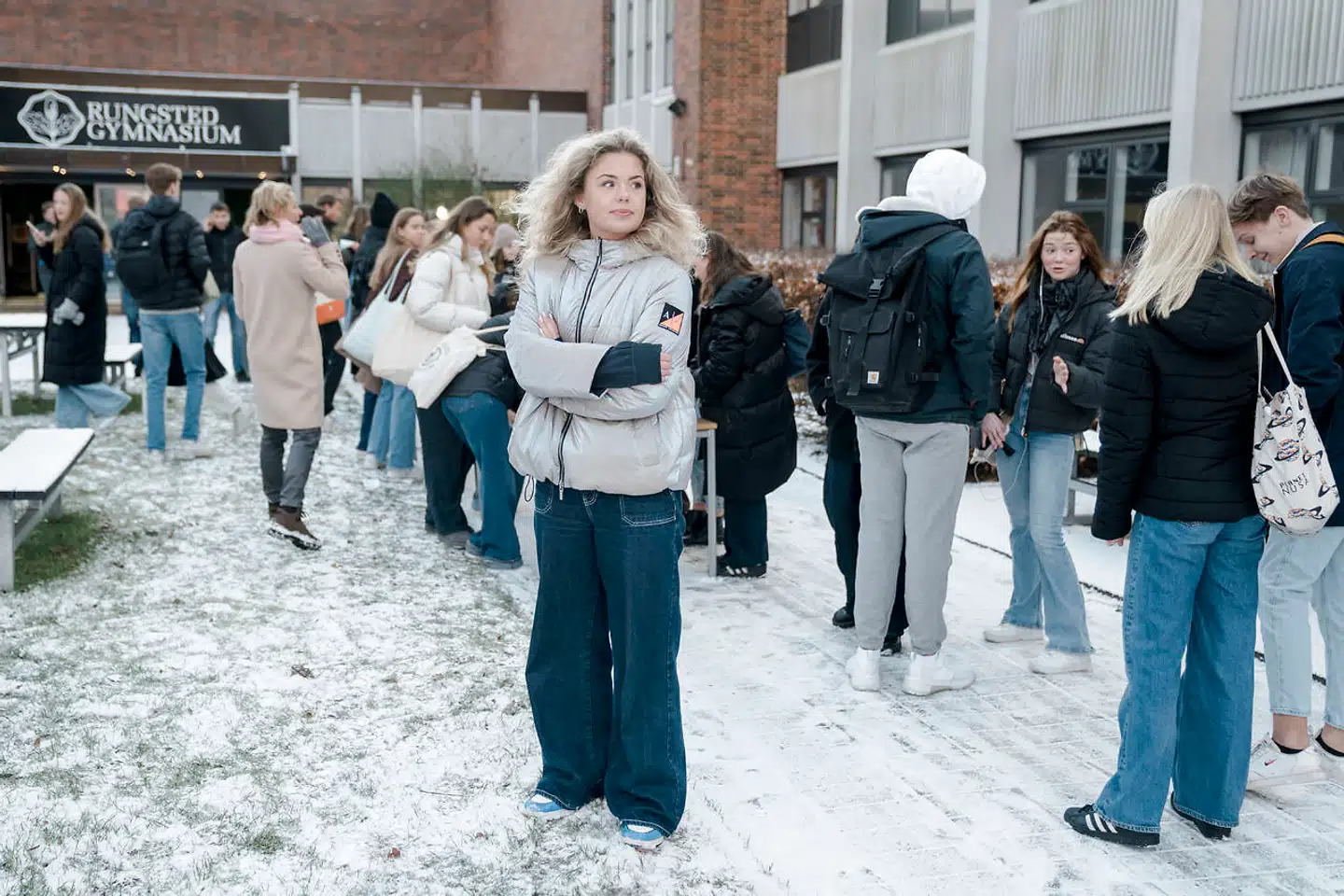 I to år er eleverne på Rungsted Gymnasium om morgenen blevet mødt med uddeling af mundbind. Tirsdag stod pedellerne i stedet klar med croissanter til Caroline Fjeldsted og de andre elever.