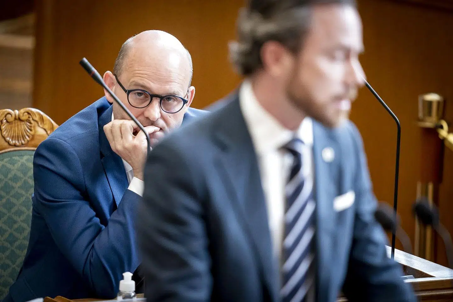 »Når man er den, der står i køkkenet, er man også den, der af og til kommer til at tabe en tallerken. Venstrelederen har faktisk forsøgt – med mere eller mindre held – at tage oppositionenslederansvaret for blå blok. Søren Pape er mere ham, der høster roser for at have bestilt lidt oliven og pølse på Wolt,« skriver Anne Kirstine Cramon.