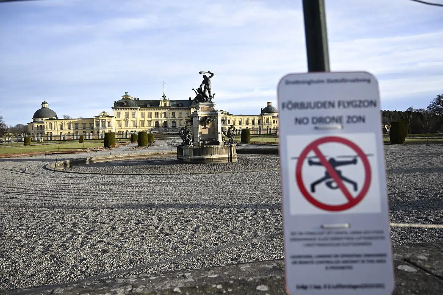 I Sverige har myndigheder og politi set droner en række steder de seneste uger. De er set over atomkraftværker i noget, der kan være en koordineret indsats, samt over blandt andet lufthavne og slotte, blandt andet Drottningholms slot på billedet. Politiet har flere gange sendt både helikoptere og skibe ud for at lede efter dronerne.