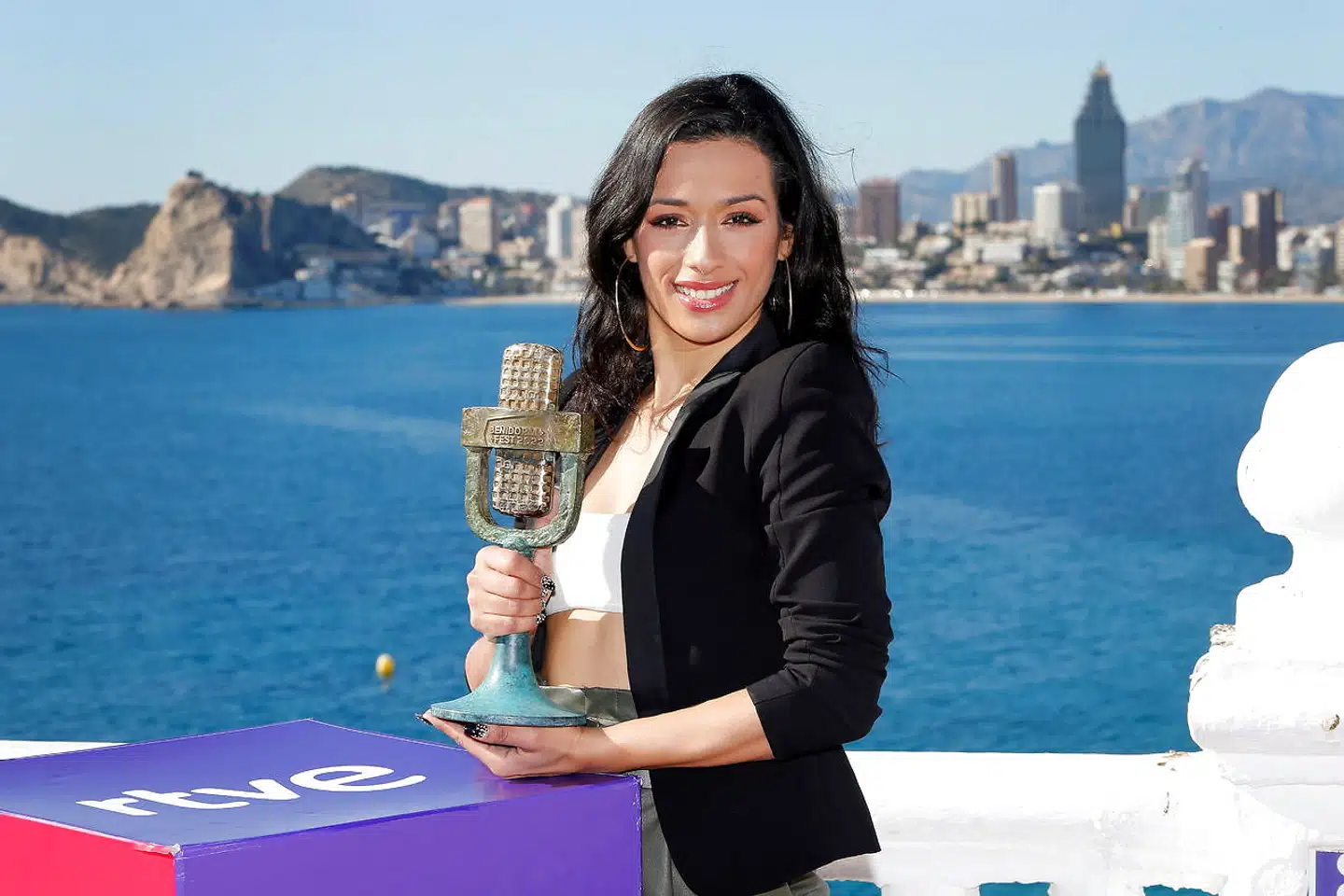 Chanel Terrero poserer med sit vindertrofæ foran den sydøstspanske badeby Benidorm, hvor melodigrandprixet blev afviklet.