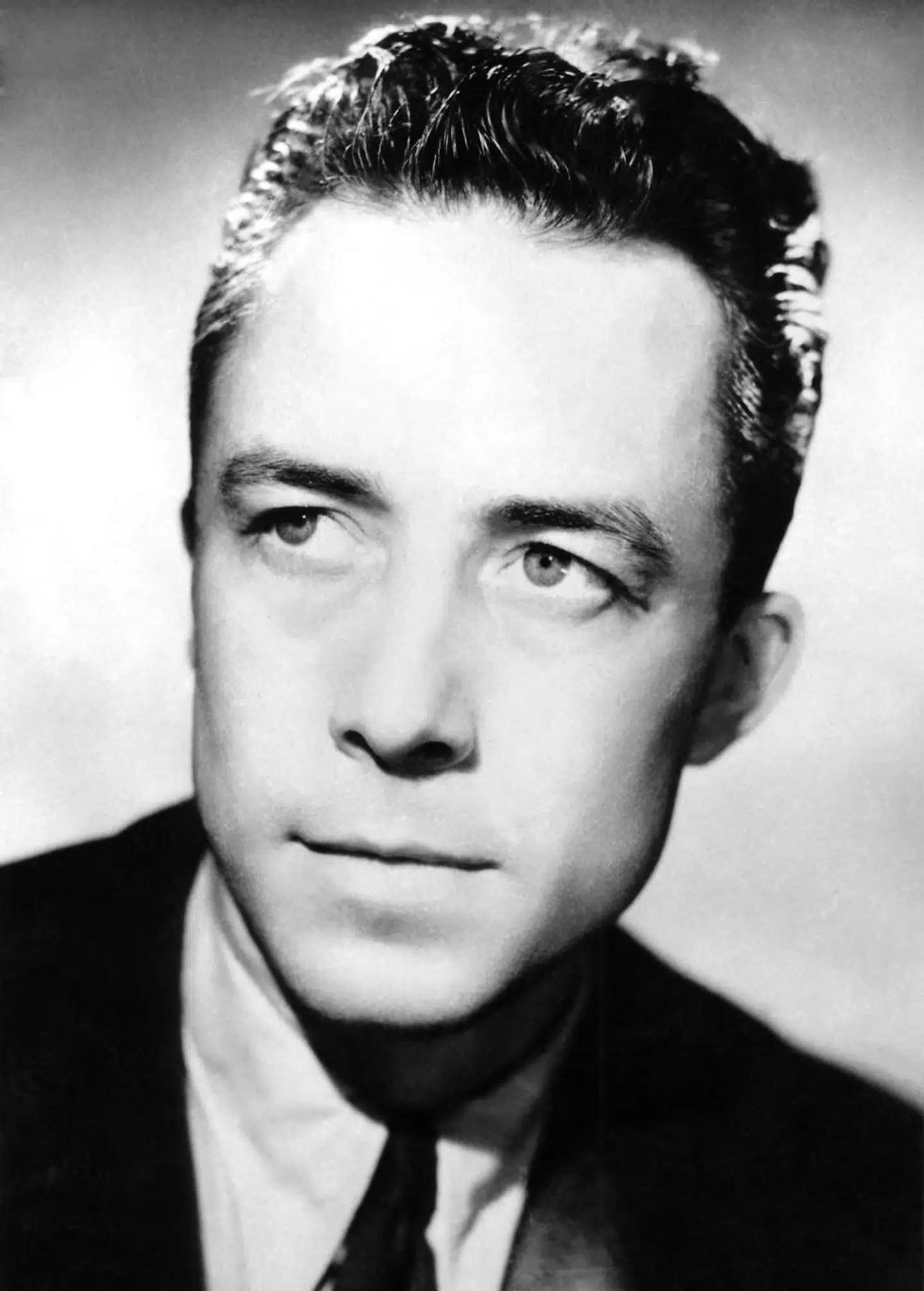 Den franske filosof og journalist Albert Camus' filosofiske værk »Sisyfos-myten« har været en stor åbenbaring for Hans Pilgaard. I 1957 blev Albert Camus som kun 43-årig den hidtil yngste modtager af Nobelprisen i litteratur. Han døde tre år senere i en trafikulykke.