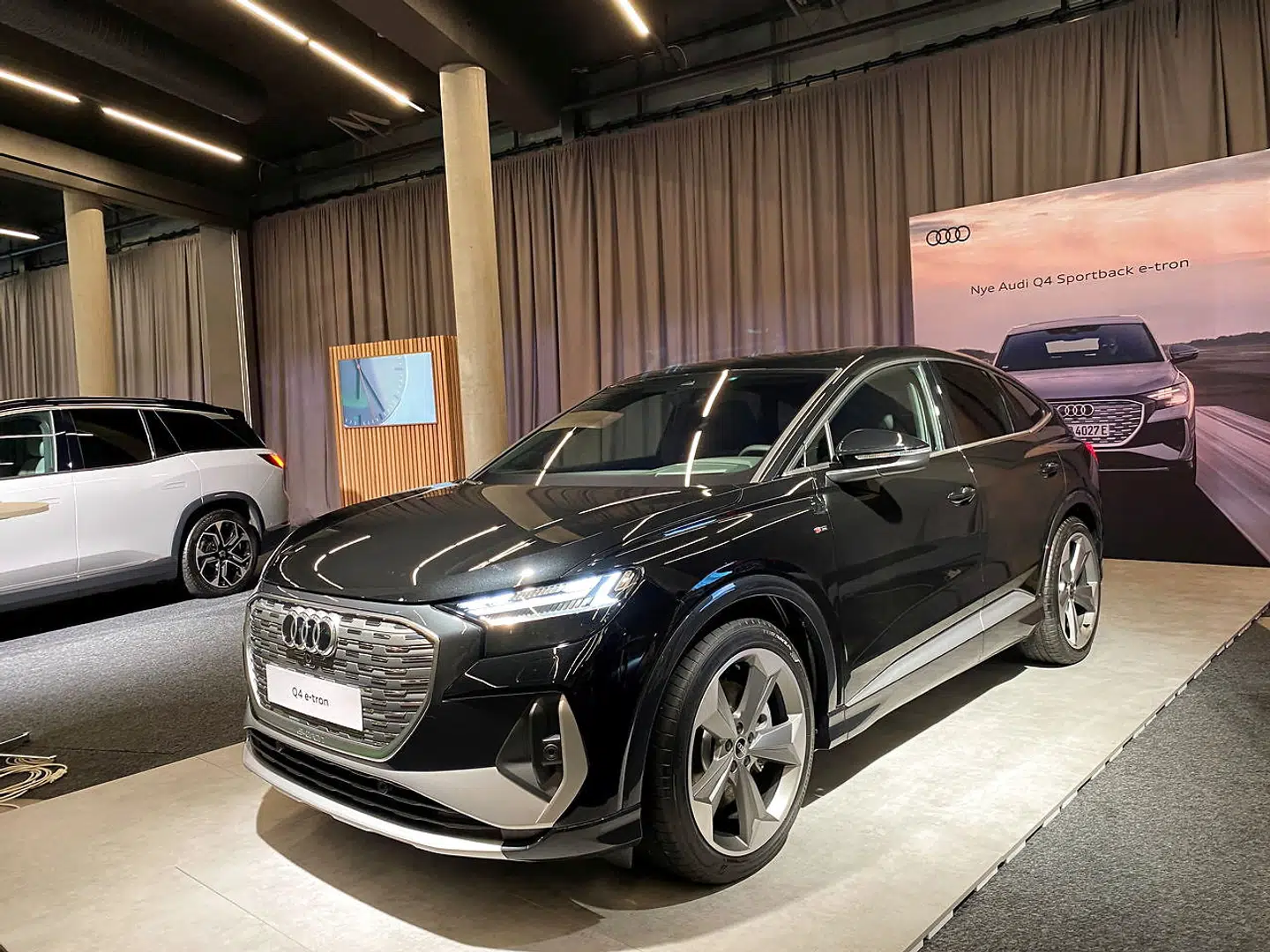 Hvis man vil have fingrene i en Audi Q4 Sportback e-tron som den på billedet her, skal man væbne sig med tålmodighed. I øjeblikket skal man forvente at kunne få den leveret mod slutningen af året.