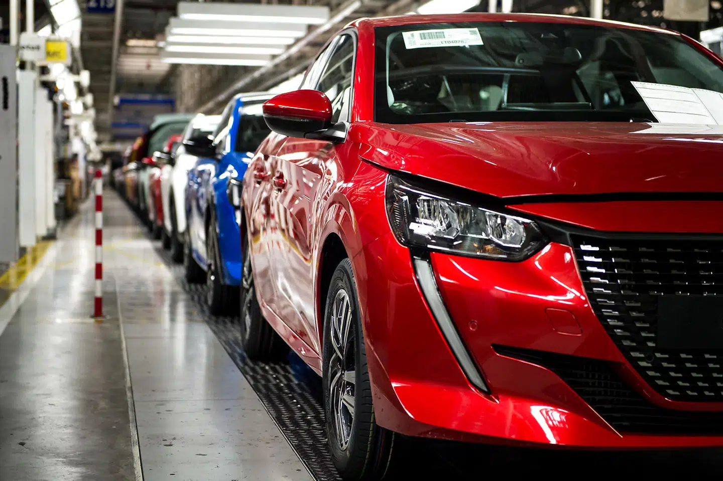 Manglen på mikrochip har i nogle tilfælde medført, at stort set færdigbyggede biler ikke har kunnet forlade bilfabrikkerne, fordi der mangler de nødvendige komponenter.