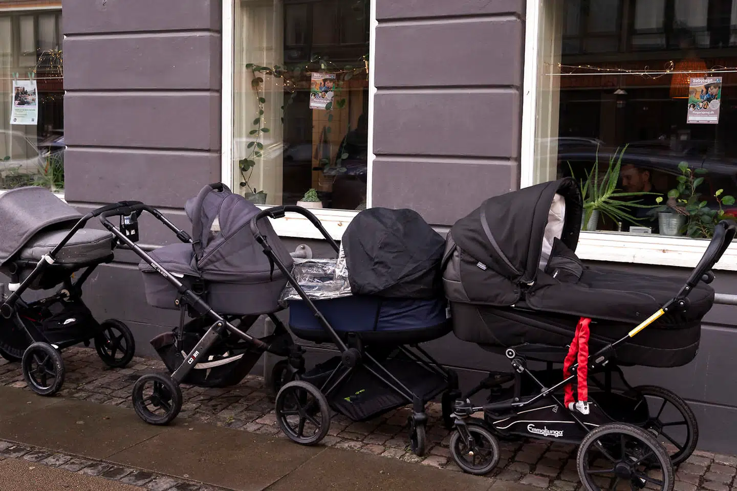 Flere forældre får en rolig stund, mens deres børn sover – og når børnene vågner, er der god plads til, at de kan udfolde sig inde på cafeen.