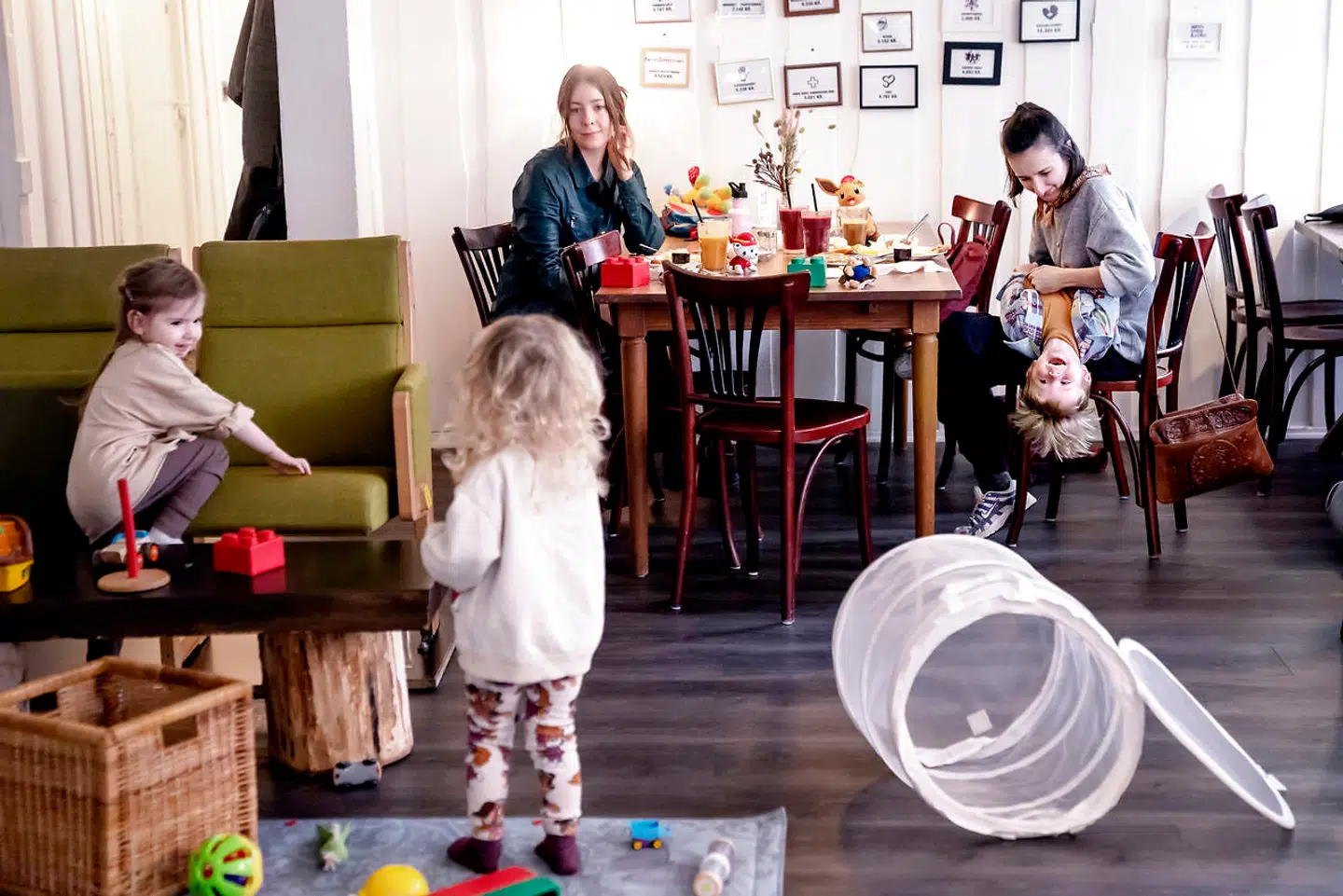 Patricia Rothschild (tv) og Aygül Sulkova er stamkunder på Café Sweet Surrender, hvor deres børn kan få lov at lege, uden at nogen løfter et øjenbryn, hvis det ikke går helt stille for sig.