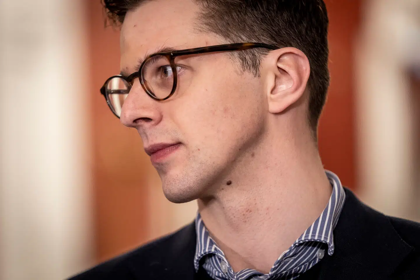 » Er det virkelig bedre, at det offentlige påtager sig velfærdsudgifter hele vejen til en statsbankerot, og at man lænker folk til skrabede offentlige standardløsninger, end at man tilskynder folk til at forsikre sig, fordi det vil skabe en vis ulighed?« spørger Alex Vanopslagh.