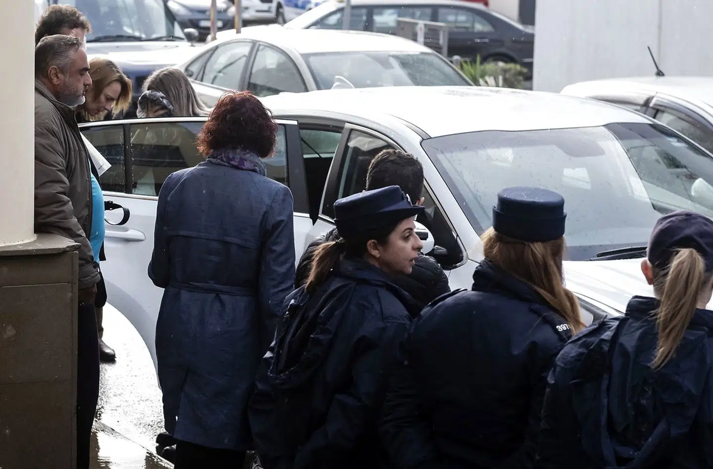 Arkivfoto: En britisk kvinde, hvis identitet holdes skjult, har mandag fået omstødt en dom om at lyve om en gruppevoldtægt i 2019. Hun kan på billedet her anes i baggrunden til venstre med et tørklæde for ansigtet. Billedet er taget i forbindelse med retssagen i januar 2020.