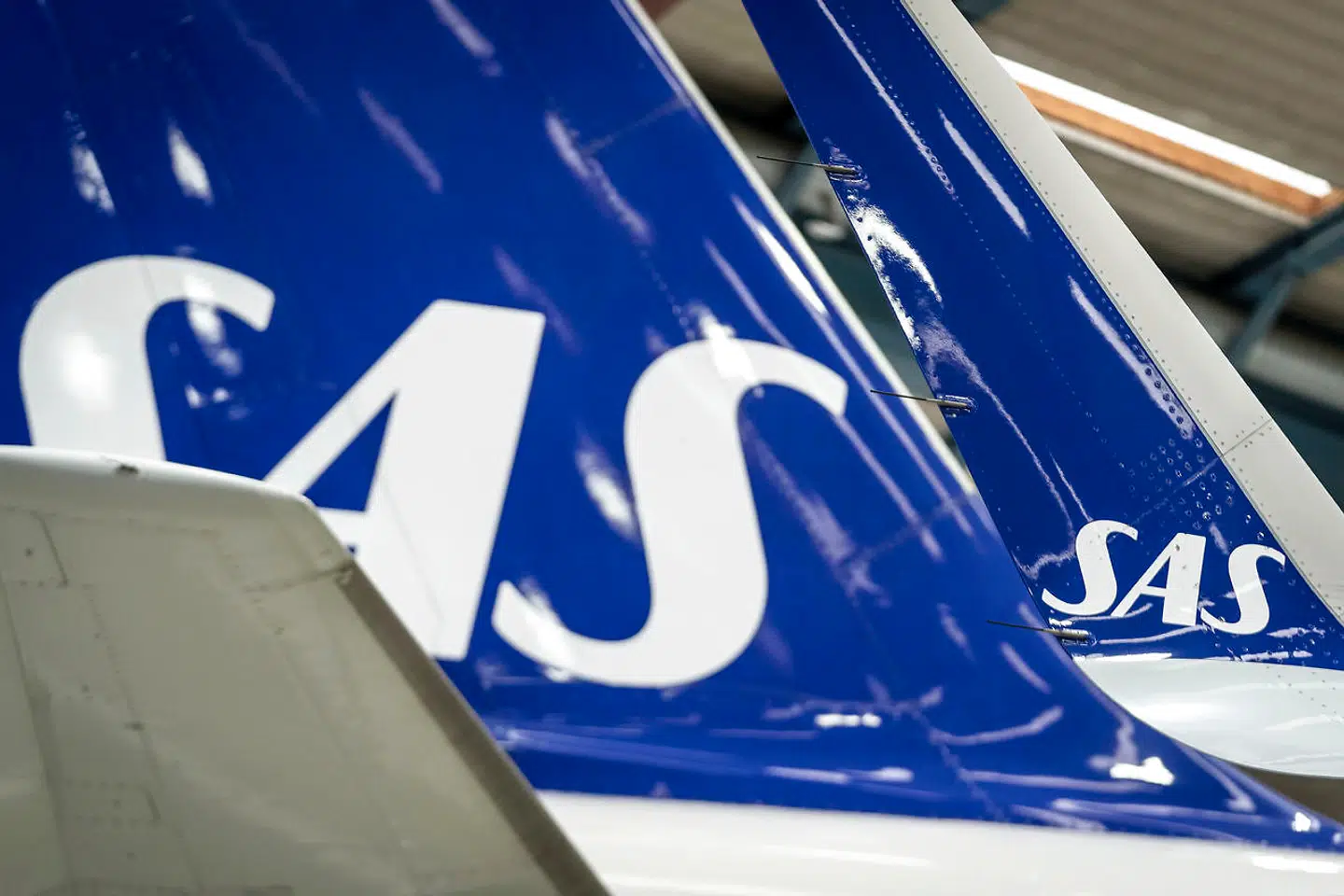 Mange flyafgange er blevet aflyst under coronapandemien, men kunderne ender med selv at skulle betale for at kunne ombooke billetten.