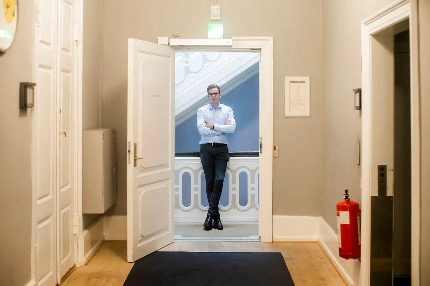 Liberal Alliances leder. Alex Vanopslagh. peger nu på De Konservatives leder. Søren Pape. som borgerlig statsministerkandidat.