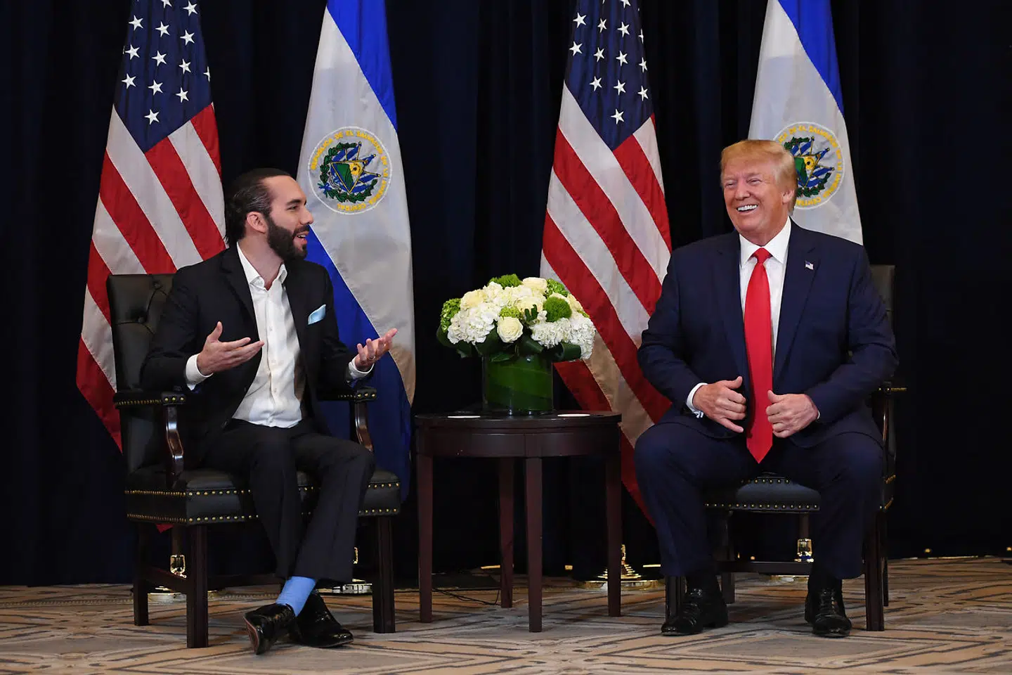 Nayib Bukele havde et glimrende forhold til USAs tidligere præsident Donald Trump, med hvem han blandt andet delte interessen for at kommunikere via Twitter. Den nuværende amerikanske Biden-administration er mindre begejstret for den excentriske unge »millenialdiktator«.