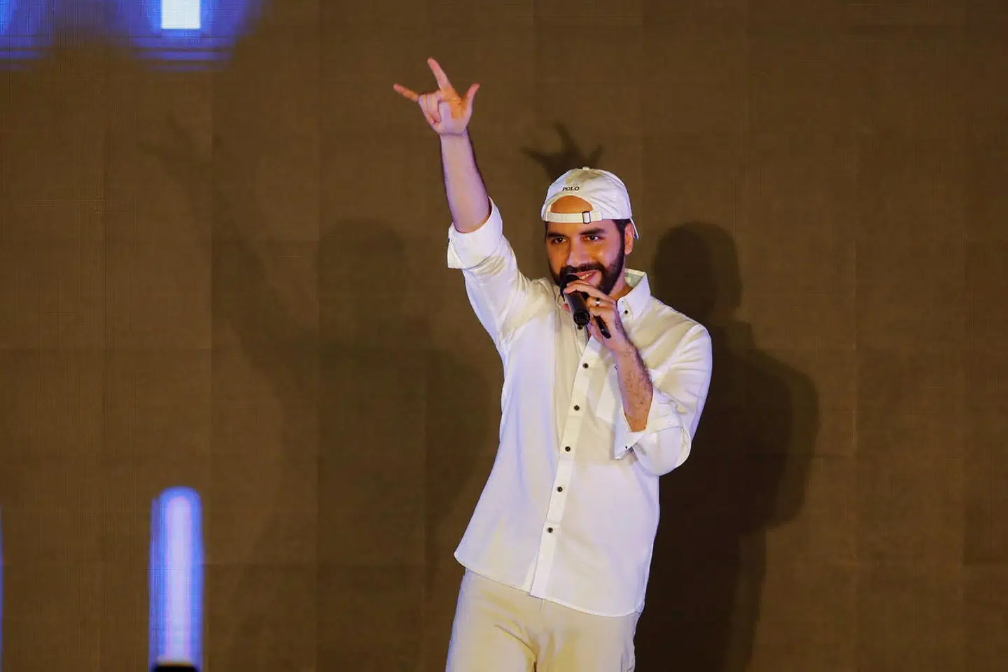 Nayib Bukele fyrer den af med omvendt kasket under arrangementet »Bitcoin Week« i november sidste år. Men bag det cool milennialimage gemmer sig en klassisk, mellemamerikansk despot.