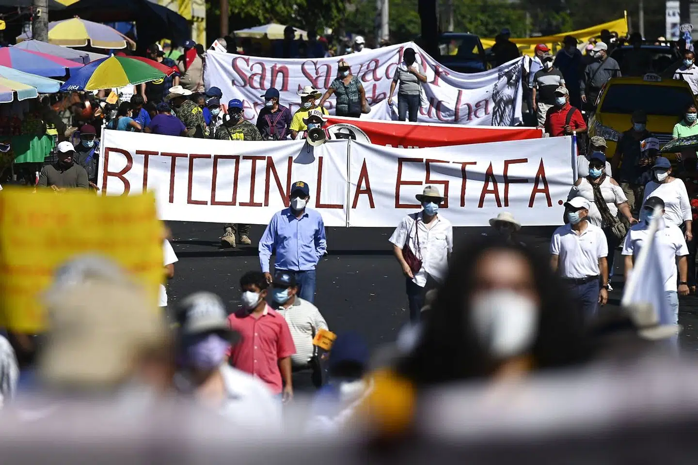 Nayib Bukele har ifølge meningsmålingerne længe haft støtte fra omkring 70 procent af salvadoranerne. Men populariteten begynder at slå revner. Her protesteres der i december sidste år under parolen »bitcoin er svindel«.