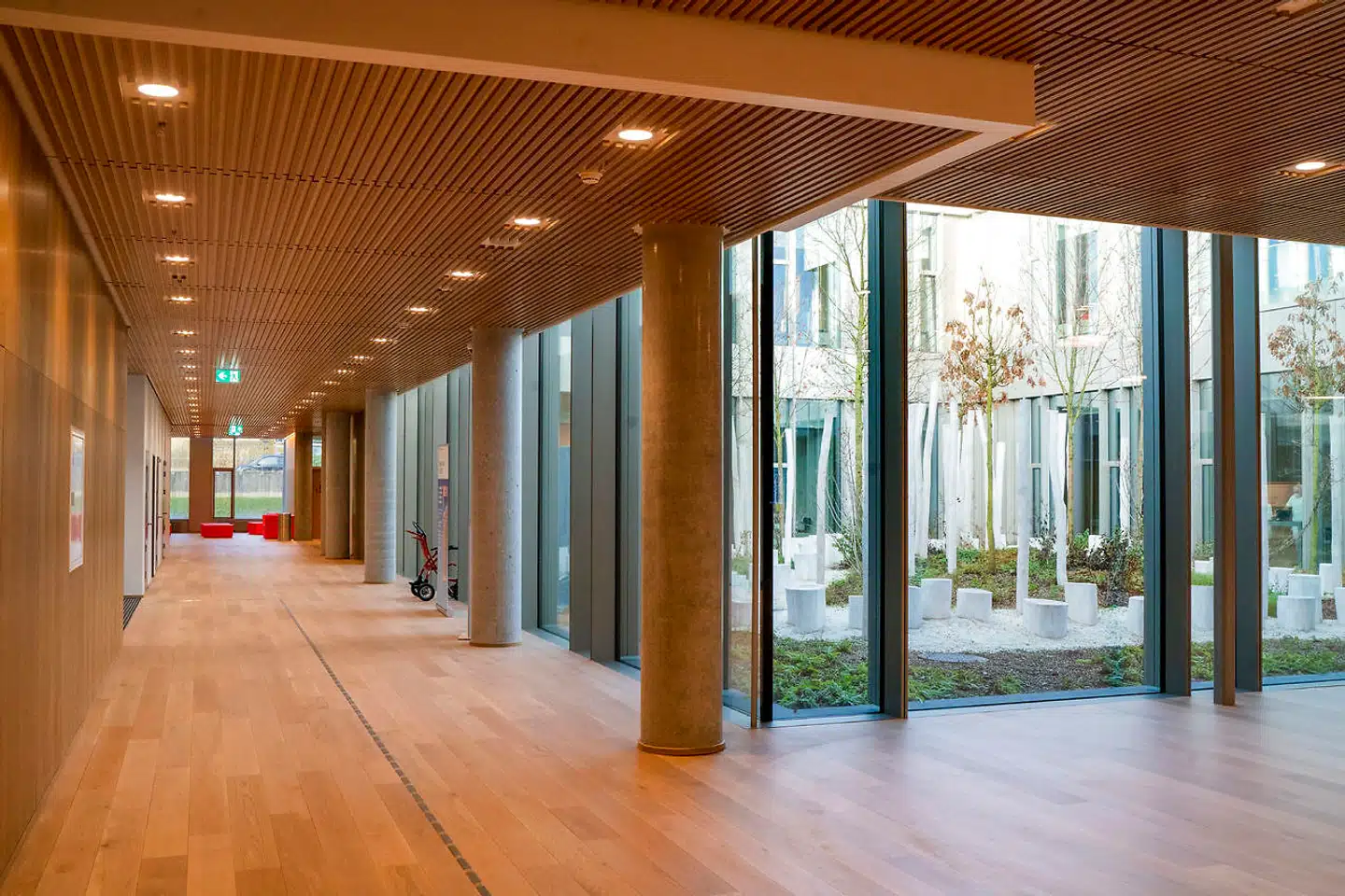 Det store flydende rum er behageligt, venligt og retningsløst. Som en moderne lufthavn.