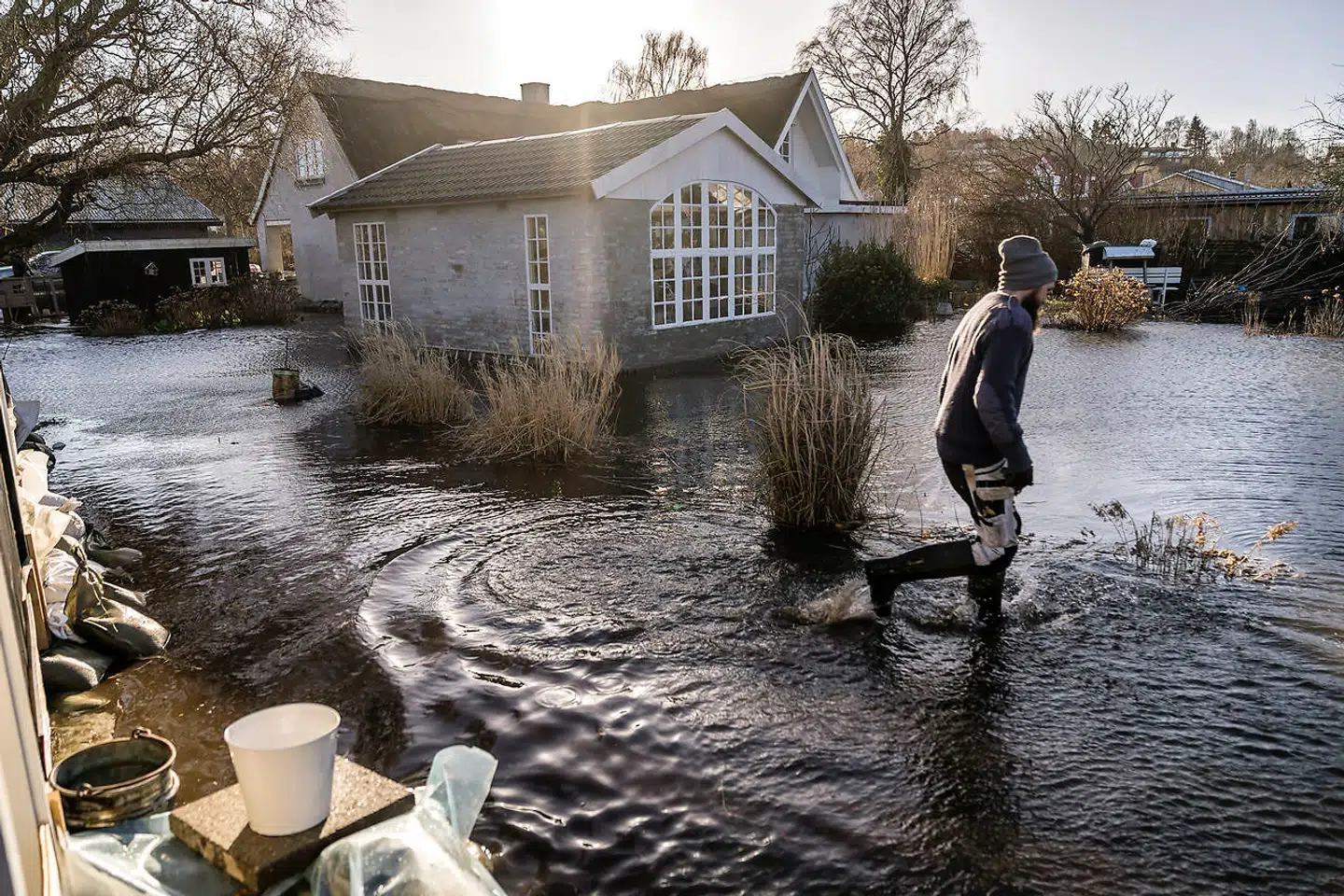 I Janni Møllers have kæmper de lige nu for, at vandet ikke kommer ind i huset.