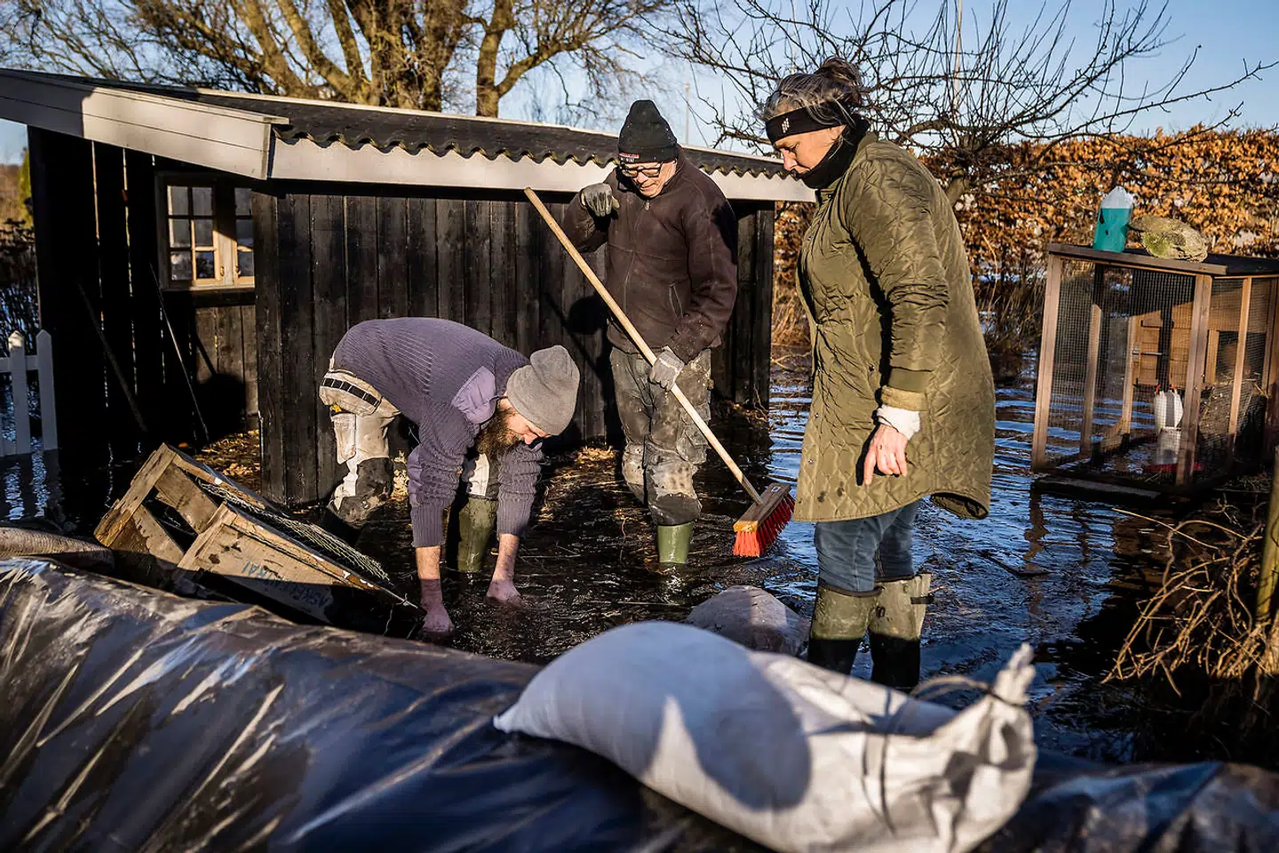 Janni Møller (th.) har de seneste to timer forsøgt at holde vandet ude af huset.
