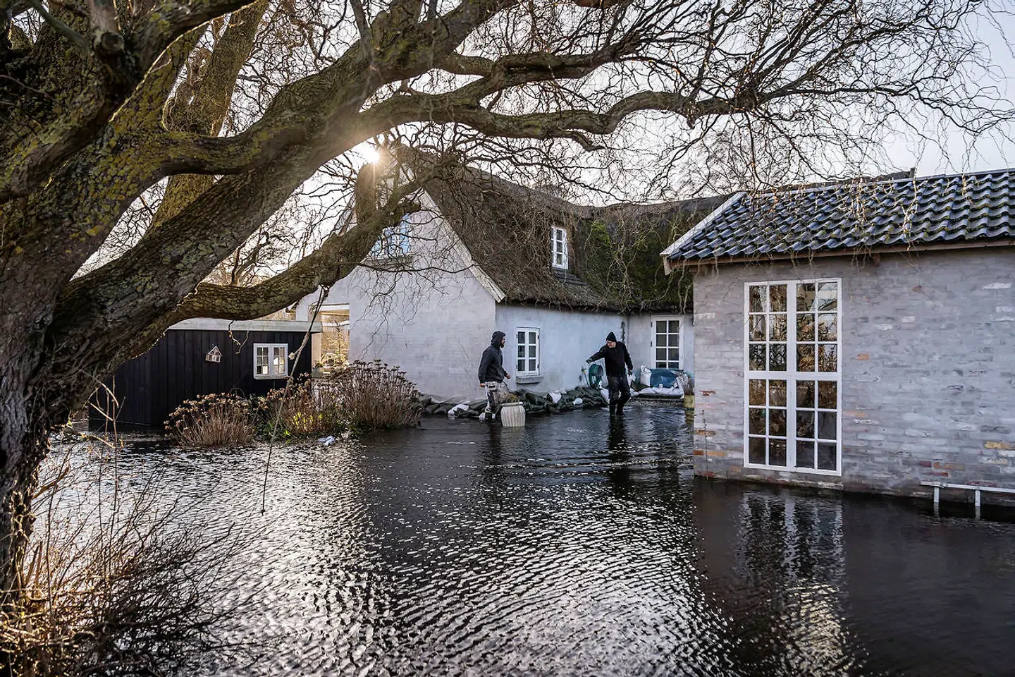 Her ses vandet rundt om Janni Møllers hus.