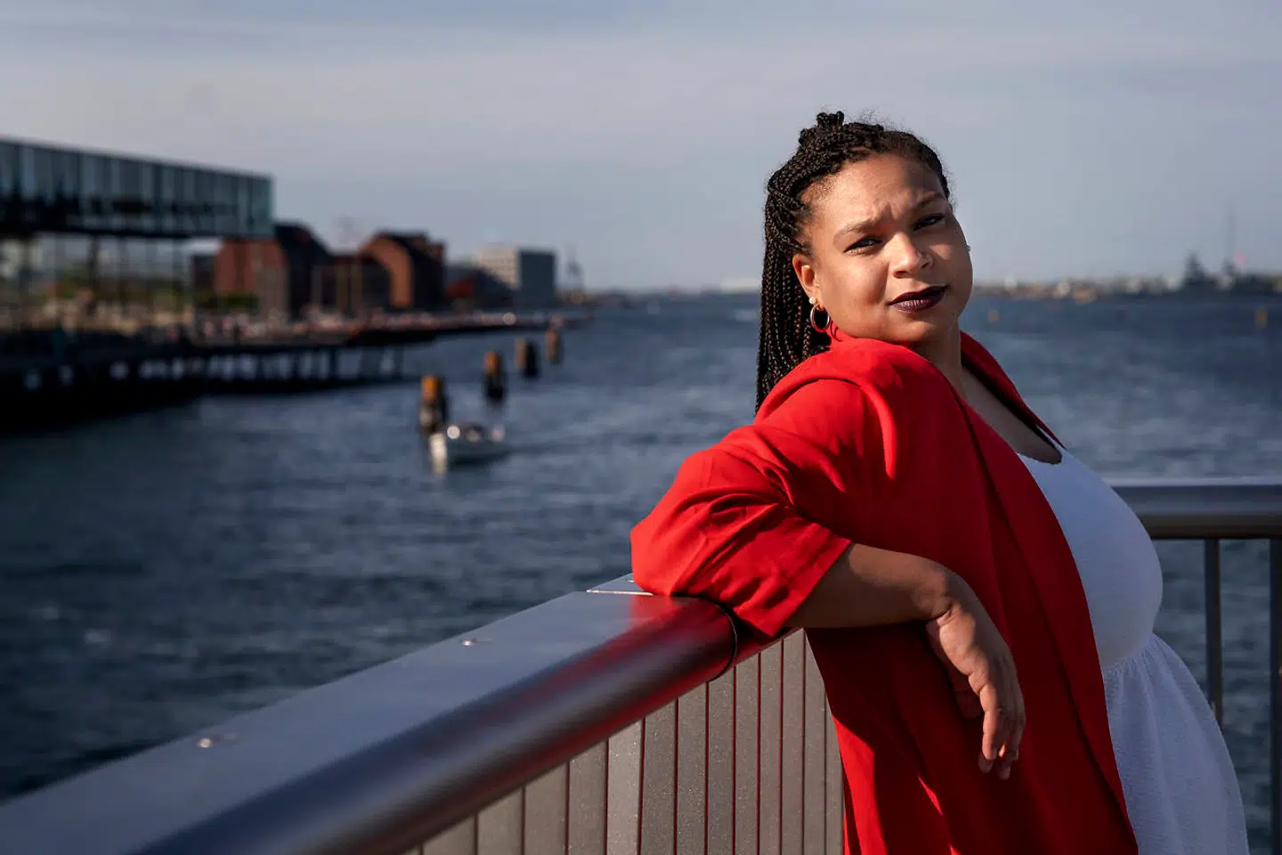 »Manglende personlige opdagelsesrejser, manglende møder med mennesker, der ser ud og tænker anderledes end én selv, manglende sansende oplevelser med stof til eftertanke har efterladt os alle lidt mindre. Og mange af os lidt større,« skriver Aminata Amanda Corr i denne kulturkommentar.