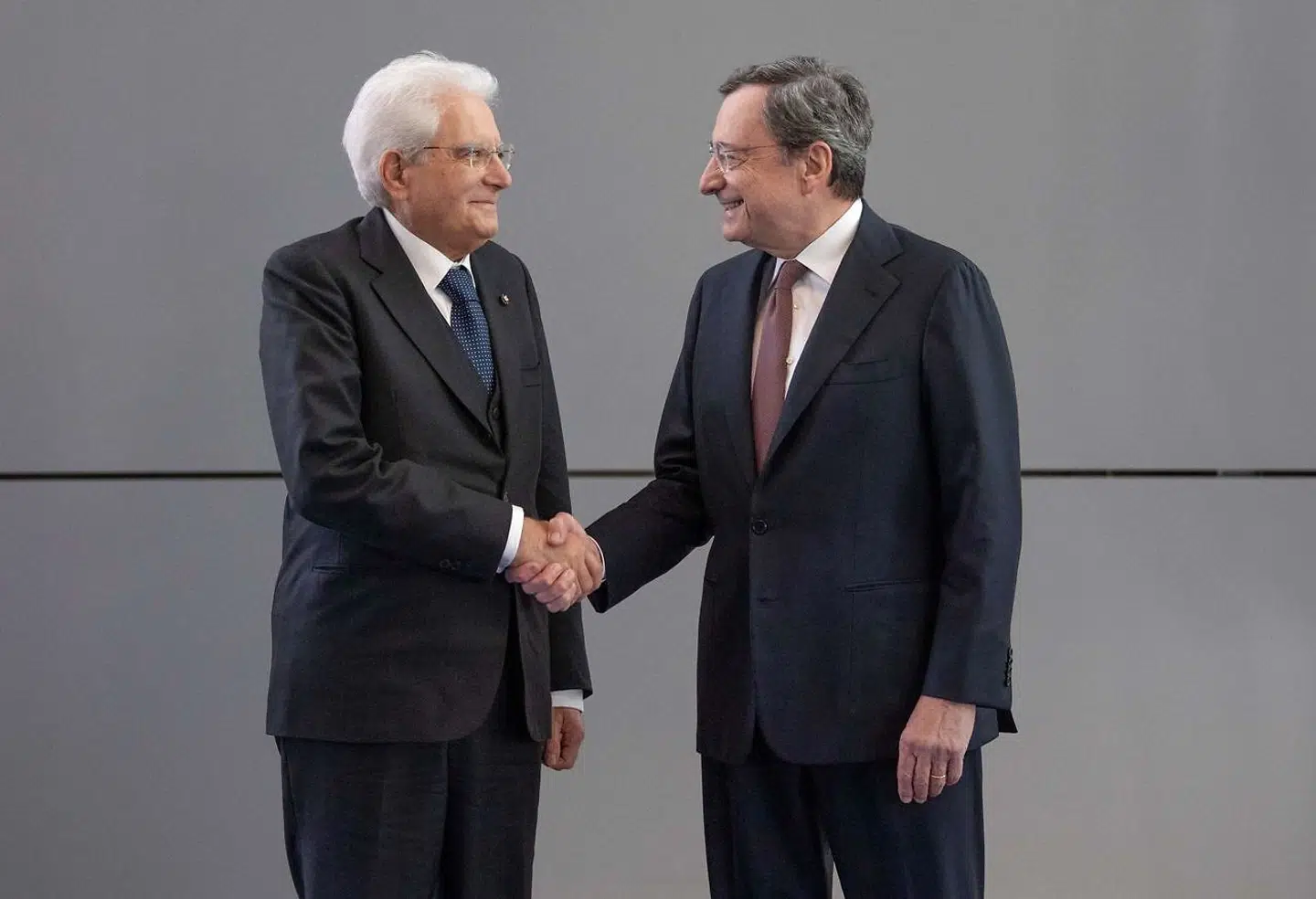 Arkivfoto: Italiens 80-årige præsident, Sergio Mattarella (t.v.), har ifølge en minister i den italienske regering sagt ja til at tage en tørn mere på posten. Det er endnu ikke bekræftet fra hans kontor. Men hvis det bliver bekræftet, tyder meget på, at Mario Draghi (t.h.) bliver siddende som premierminister.