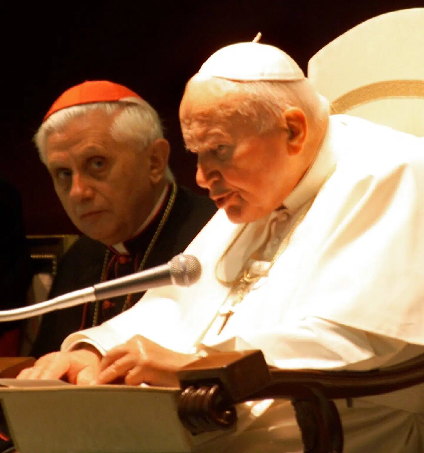 Benedikt var gennem årtier sin forgængers, Johannes Paul 2.s, tro væbner. De delte et konservativt syn på værdipolitiske spørgsmål, og den tyske kirkeleder havde heller ikke officielt noget at indvende mod den polske paves manglende opgør med pædofili.