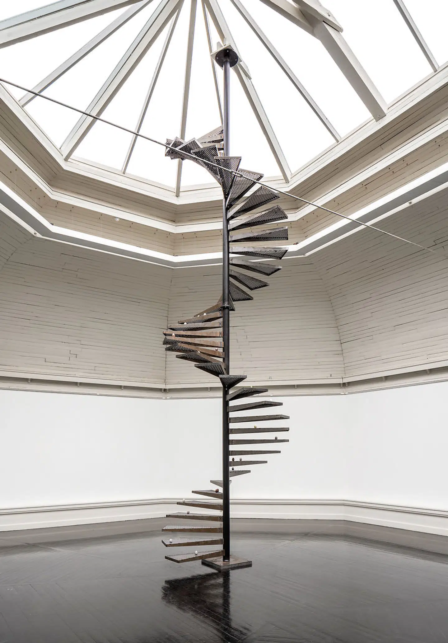 At bestige Nina Beiers trappe besnærer. Som Anne Marie Carl-Nielsens rytter til hest, må der være et helt andet udsyn heroppe fra. Nina Beier: »Nest«, 2021.