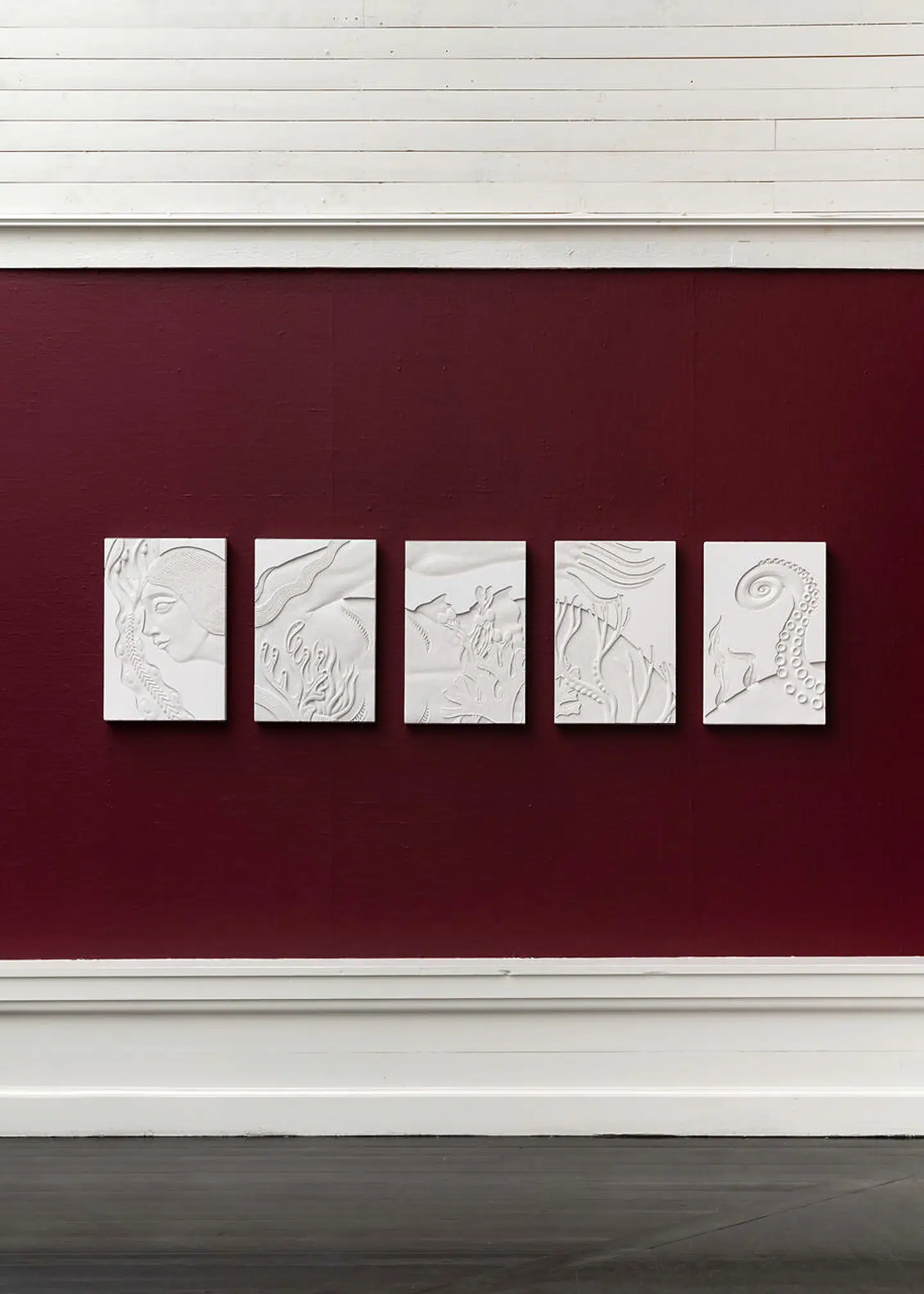 Sif Itona Westerberg: Anne Marie Carl-Nielsen årvågne »Havfrue« har inspireret flere af udstillings kunstnere, blandt andre Sif Itona Westerberg, der har fat i en poetisk version i brudstykker i sine gasbetonrelieffer. Sif Itona Westerberg: »Lethe«, 2020.