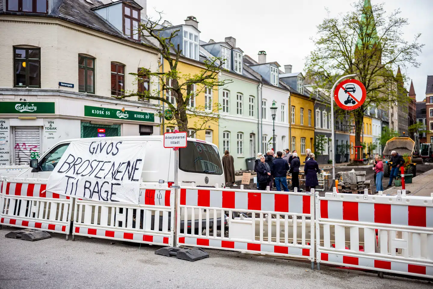 Ifølge beregninger fra sidste år ville det koste cirka ni millioner kroner ekstra at genoprette brostensbelægningen i Gernersgade, oplyste Teknik- og Miljøforvaltningen dengang til Berlingske.