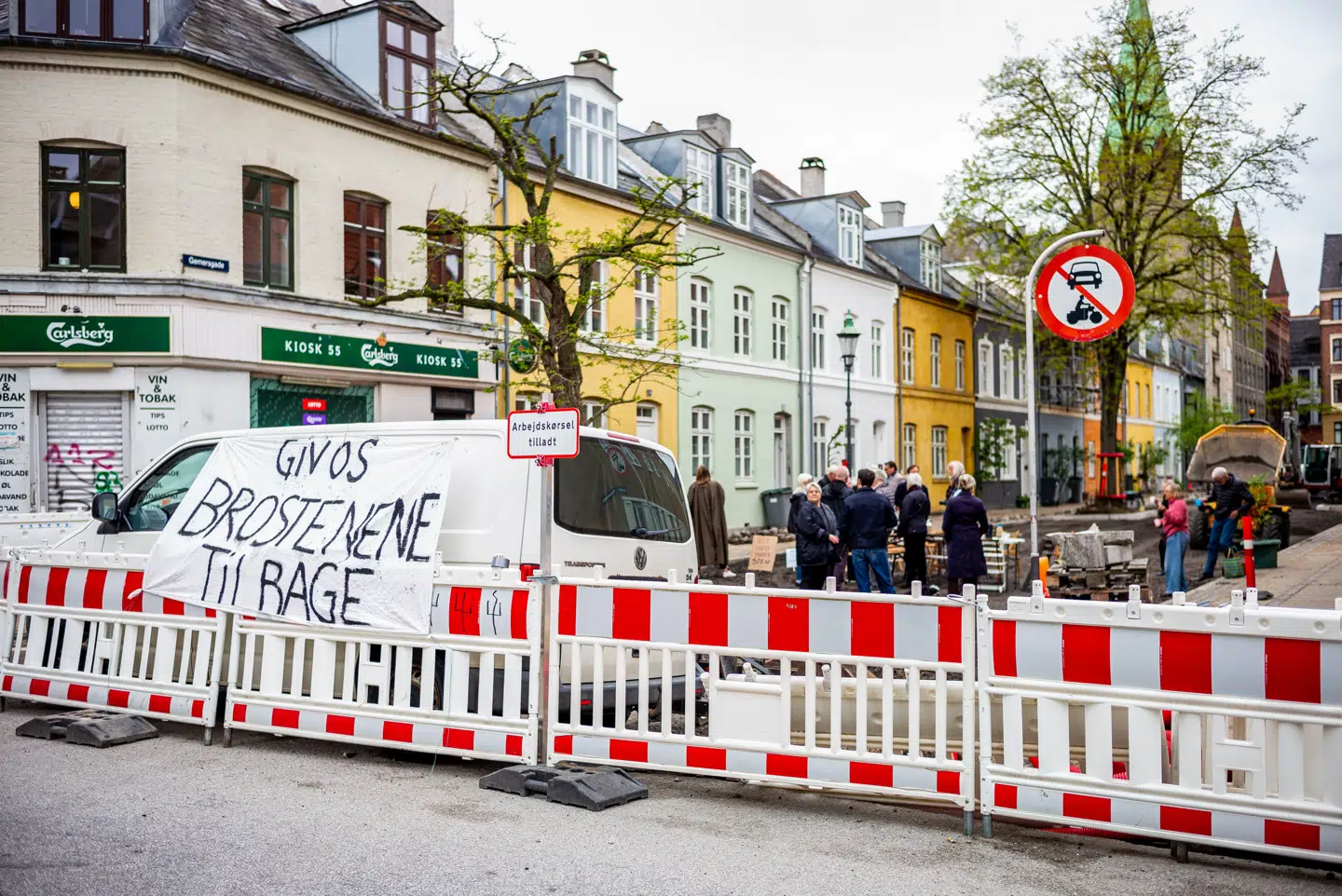Ifølge beregninger fra sidste år ville det koste cirka ni millioner kroner ekstra at genoprette brostensbelægningen i Gernersgade, oplyste Teknik- og Miljøforvaltningen dengang til Berlingske.