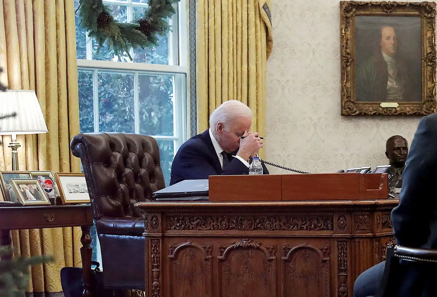 USAs præsident Joe Biden talte torsdag aften i telefon med Ukraines præsident Volodymyr Selenskyj i en time og tyve minutter. Opkaldet gik alt andet end glat, skriver flere medier.
